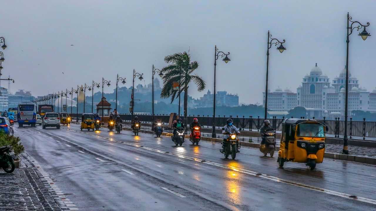 Kerala Rain Alert: സംസ്ഥാനത്ത് മഴയ്ക്കൊപ്പം കള്ളക്കടൽ പ്രതിഭാസവും; ഇടിമിന്നലോടു കൂടിയ മഴ തുടരും, ശക്തമായ കാറ്റിനും സാധ്യത