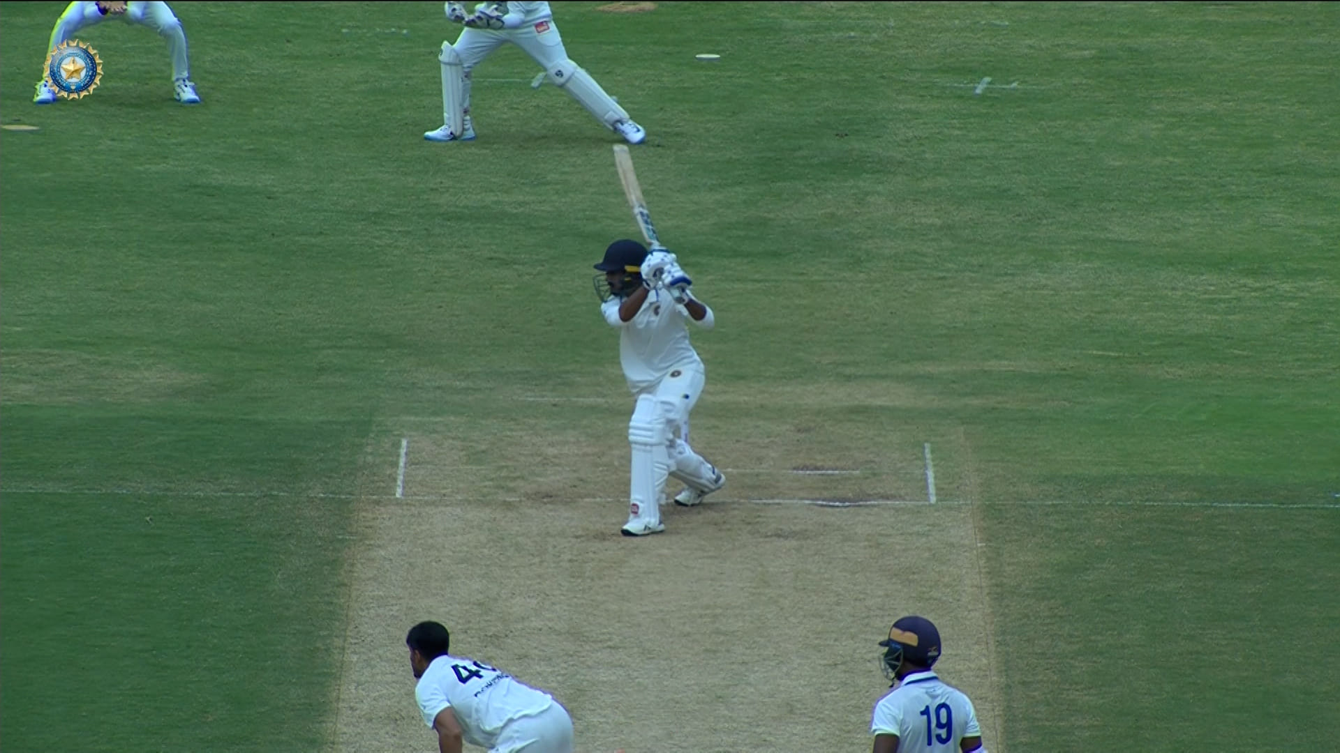 മറുപടി ബാറ്റിംഗിൽ കേരളം വളരെ മോശം പ്രകടനമാണ് നടത്തിയത്. 219 റൺസെടുക്കുന്നതിനിടെ കേരളം ഓൾ ഔട്ടായി. സഞ്ജു സാംസൺ (54), സൽമാൻ നിസാർ (49) എന്നിവരാണ് തിളങ്ങിയത്. മഹാരാഷ്ട്രയ്ക്കായി ജലജ് സക്സേന മൂന്ന് വിക്കറ്റ് വീഴ്ത്തി തകർപ്പൻ പ്രകടനം നടത്തി.