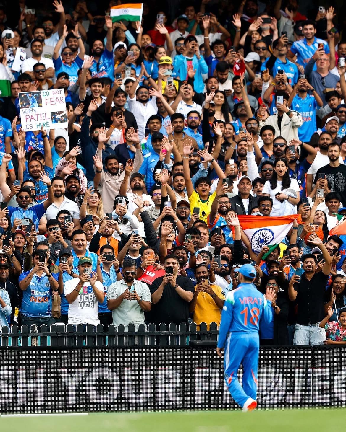 ഓസ്ട്രേലിയക്കെതിരായ സിഡ്നിയിലെ മൂന്നാം ഏകദിനത്തിൽ ബാറ്റ് ചെയ്യാനെത്തിയ വിരാട് കോലിയെ എഴുന്നേറ്റ് നിന്ന് ബഹുമാനിച്ച് കാണികൾ. ഓസ്ട്രേലിയയിൽ കോലിയുടെ അവസാന മത്സരമാവും ഇത് എന്നതിനാലാണ് താരത്തിന് കാണികൾ കയ്യടികളോടെ ആദരമറിയിച്ചത്. (Image Courtesy- Social Media)