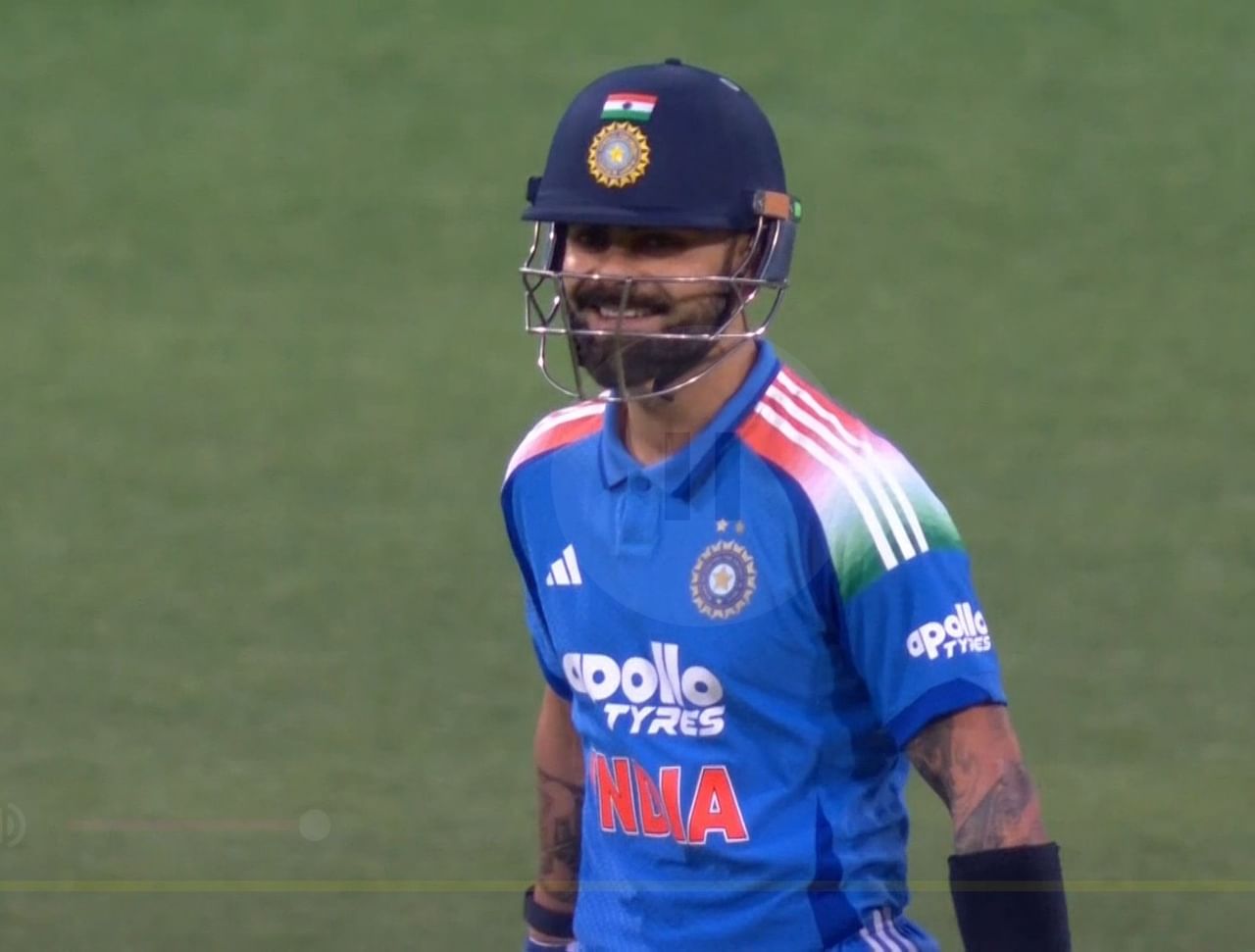 കഴിഞ്ഞ രണ്ട് മത്സരങ്ങളിലും പൂജ്യത്തിന് പുറത്തായെങ്കിലും കോലിയ്ക്ക് വൻ സ്വീകരണമാണ് സിഡ്നി കാണികൾ നൽകിയത്. ഓസ്ട്രേലിയൻ മണ്ണിൽ ഇനി കോലിയെ കാണാൻ കഴിയില്ലെന്നതുകൊണ്ട് താരം പവലിയനിൽ നിന്ന് പുറത്തേക്ക് വന്നപ്പോൾ കാണികൾ എഴുന്നേറ്റ് നിന്ന് കയ്യടിച്ചു.