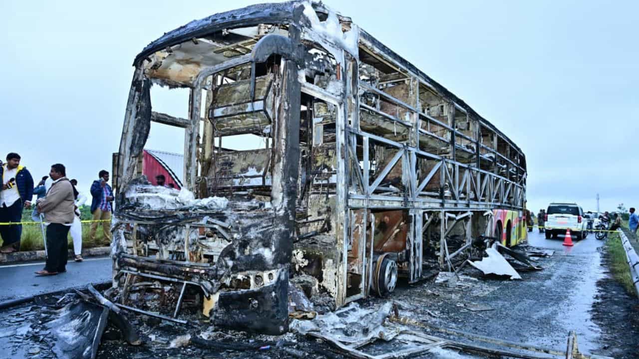 Kurnool Bus Accident: വ്യാജ സർട്ടിഫിക്കറ്റുള്ള ബസ് ഡ്രൈവർ, മദ്യപിച്ച് ബൈക്ക് യാത്രക്കാരൻ; കർണൂൽ അപകടത്തിൻ്റെ കാരണം