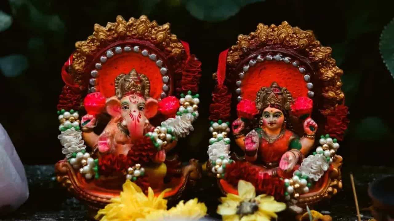 Diwali 2025: ദീപാവലിക്ക് ലക്ഷ്മി, ഗണേശ വിഗ്രഹങ്ങൾ വാങ്ങുന്നുണ്ടോ? ഖേദിക്കേണ്ടെങ്കിൽ ഈ കാര്യങ്ങൾ നിർബന്ധമായും ശ്രദ്ധിച്ചോളൂ