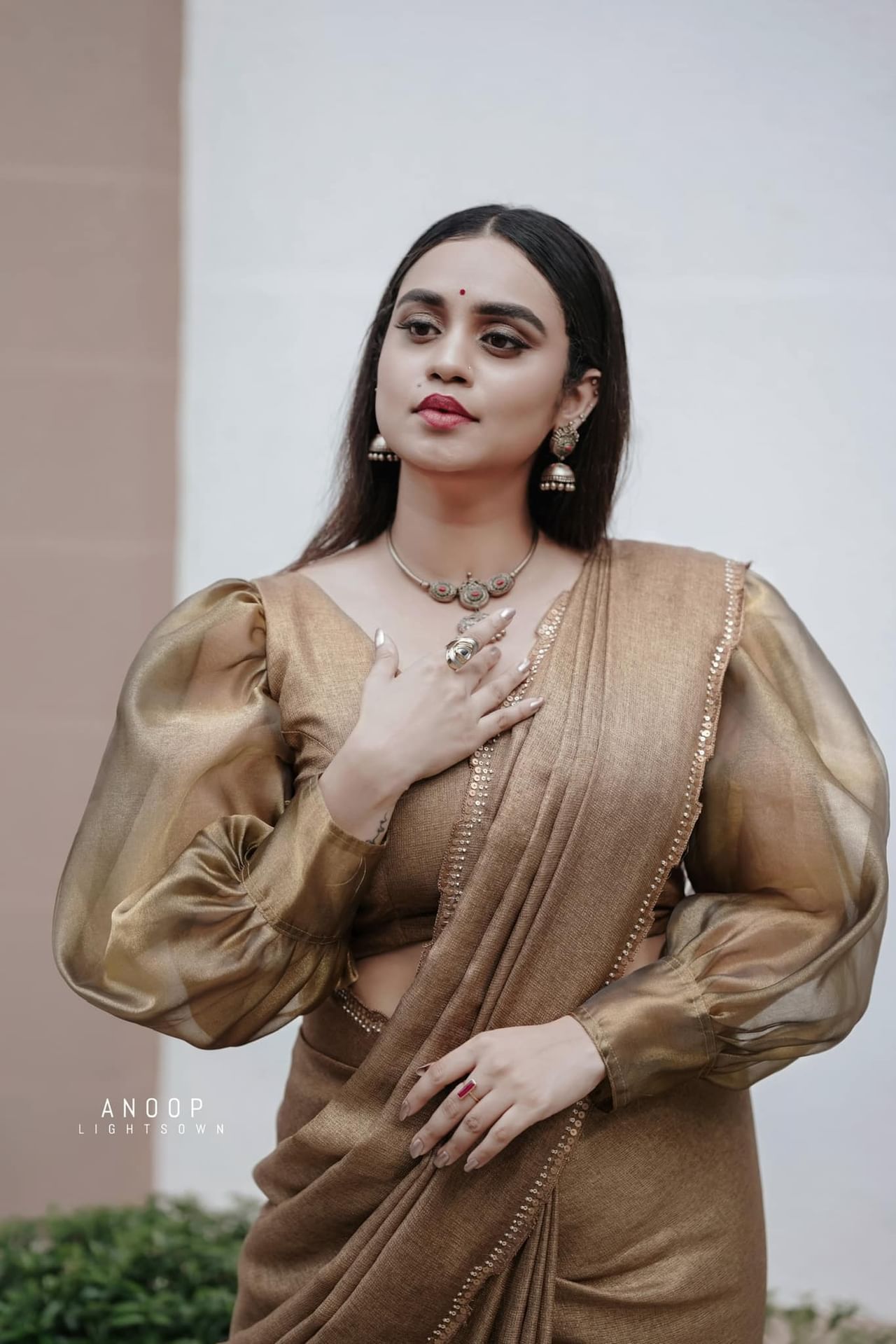 അനുമോൾ 16 ലക്ഷത്തിനു പി ആർ നൽകിയിട്ടുണ്ടോ എന്ന ചോദ്യത്തിനും താരം മറുപടി നൽകി. തനിക്ക് ചിരിയാണ് വരുന്നതെന്നും കാരണം അനുവിനെ തനിക്ക് കഴിഞ്ഞ ഏഴ് വർഷമായി അറിയാമെന്നും അനുമോൾ പണം ചിലവഴിക്കില്ലെന്നും കുറച്ച് പിശുക്കിയാണെന്നും താരം തമാശരൂപേണ പറഞ്ഞു.