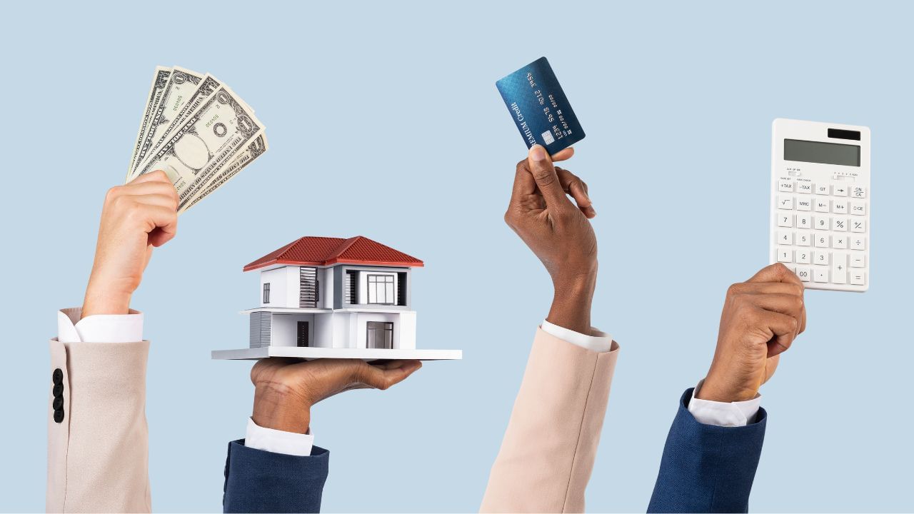 സാമ്പത്തിക ആവശ്യങ്ങള് വന്നെത്തുമ്പോള് എല്ലാവരുടെയും മനസിലേക്ക് എത്തുന്നത് ലോണുകളെടുക്കാം എന്ന ചിന്തയാണ്. വീടുപണി, മെഡിക്കല് ആവശ്യങ്ങള്, സ്കൂള് ഫീസ് തുടങ്ങി വിവിധ ആവശ്യങ്ങള് നിറവേറ്റുന്നതിനായി ആളുകള് വായ്പയെടുക്കാറുണ്ട്. എന്നാല് ഇങ്ങനെ ചെറിയ ചെറിയ തുകകള് വായ്പയെടുക്കുന്നത് തങ്ങള്ക്ക് വലിയ നഷ്ടം ഉണ്ടാക്കുന്നില്ലേ എന്ന ചിന്ത ആളുകള്ക്കുണ്ടാകാറുണ്ട്. അതിനാല് അവര് എല്ലാ സാമ്പത്തിക ആവശ്യങ്ങളും നിറവേറ്റുന്നതിനായി വലിയ തുക വായ്പയായി എടുക്കുന്നു. വലിയ തുകയുടെ ഒരൊറ്റ വായ്പയാണെങ്കില് അത് കൂടുതല് നല്ലതാകില്ലേ എന്നാണോ നിങ്ങളും ചിന്തിക്കുന്നത്? (Image Credits: Getty Images)