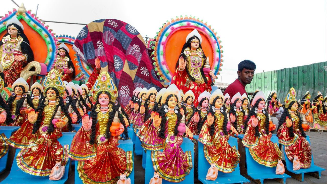 ലക്ഷ്മി ദേവിയുടെ വലതു കൈയിൽ പിടിച്ചിരിക്കുന്ന ഈ ശംഖ് വളരെ അപൂർവമായി കണക്കാക്കപ്പെടുന്നു. പുരാണമനുസരിച്ച് സമുദ്രം ഇളക്കുന്നതിനിടയിലാണ് ദക്ഷിണാവർത്തി ശംഖ് കണ്ടെത്തിയത്. അതിനാൽ വെള്ളിയാഴ്ച ദിവസം ഇത് വീട്ടിലേക്ക് കൊണ്ടുവരുന്നത് സാമ്പത്തിക നേട്ടങ്ങൾക്ക് കാരണമാവുകയും നിങ്ങളുടെ വീടിന്റെ സാമ്പത്തിക സ്ഥിതി ശക്തിപ്പെടുകയും ചെയ്യും. (Credit: PTI Photos)