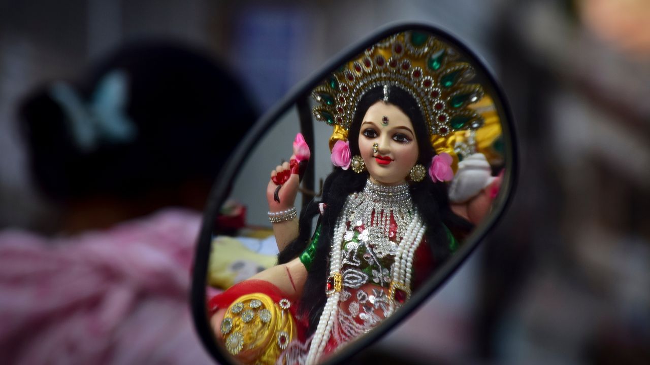 വെള്ളിയാഴ്ചകളിൽ അരിപ്പായസം ദാനം ചെയ്യുന്നത് ഗുണകരമായി കണക്കാക്കപ്പെടുന്നു. കൂടാതെ ദേവിക്ക് ഖിർ പ്രസാദമായി സമർപ്പിക്കുക. ഇത് ലക്ഷ്മിദേവിയെ കൂടുതൽ സന്തോഷിപ്പിക്കും. സാമ്പത്തിക ബുദ്ധിമുട്ടുകൾ നേരിടുന്നുണ്ടെങ്കിൽ വെള്ളിയാഴ്ച ദിവസം വീട്ടിൽ ശംഖ് കൊണ്ടുവരിക. ഇത് ജീവിതത്തിൽ പോസിറ്റിവിറ്റി കൊണ്ടുവരികയും നെഗറ്റീവ് എനർജി ഇല്ലാതാക്കുകയും ചെയ്യും എന്നാണ് വിശ്വാസം. (Credit: PTI Photos)