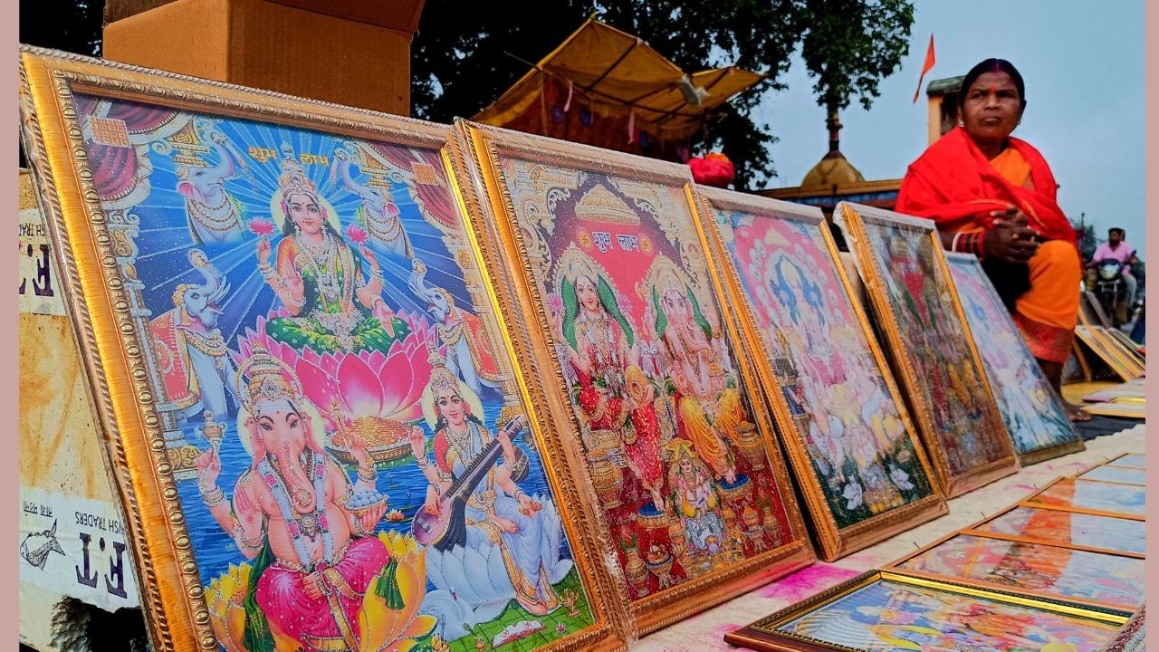 വെള്ളിയാഴ്ചകളിൽ ഉറുമ്പുകൾ, പശുക്കൾ, നായ്ക്കൾ, പക്ഷികൾ, മത്സ്യങ്ങൾ എന്ന് തുടങ്ങി എല്ലാ ജീവികൾക്കും മൃഗങ്ങൾക്കും ഭക്ഷണവും വെള്ളവും നൽകണം. ഇങ്ങനെ എല്ലാ വെള്ളിയാഴ്ചയും ചെയ്യുന്നത് ശുഭകരമാണ്. കൂടാതെ ഈ ദിവസം ദുർബലരെയും ദരിദ്രരെയും സഹായിക്കണം. (Credit: PTI Photos)