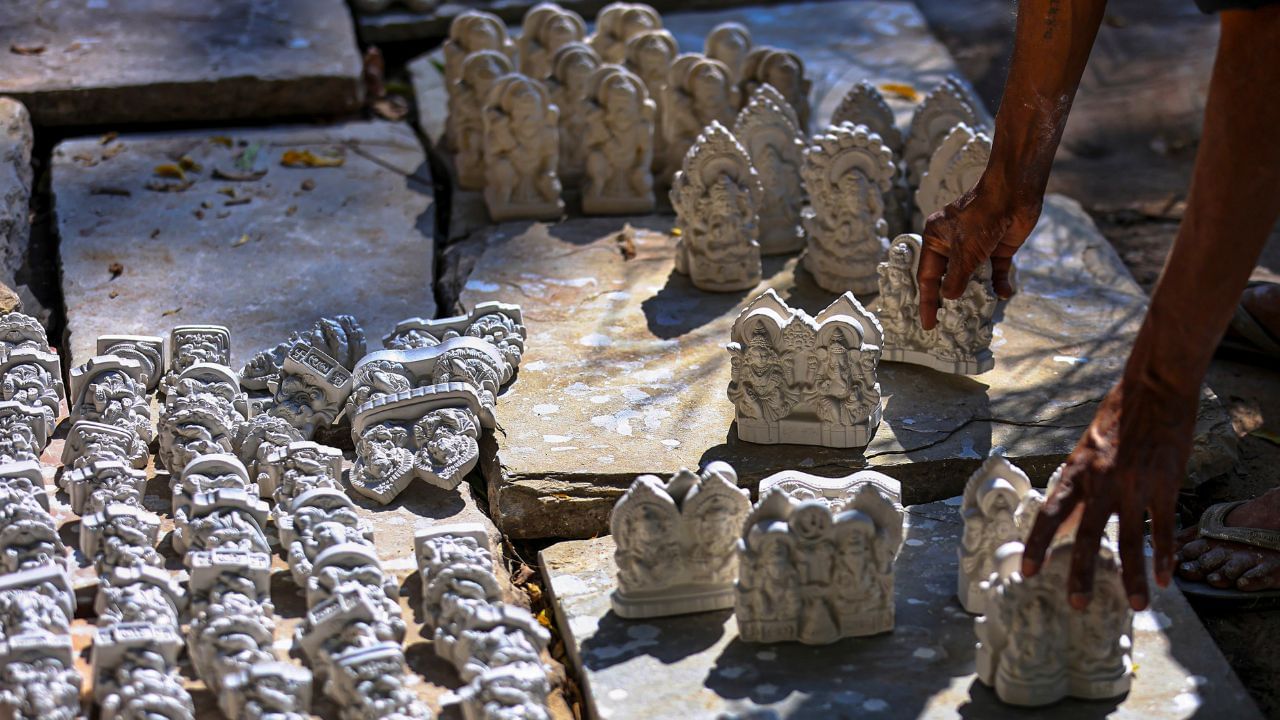 ചില കാര്യങ്ങൾ ഭക്തിയോടെ ചെയ്താൽ നിങ്ങൾക്ക് പൂർണ്ണ ഫലം ലഭിക്കും എന്നാണ് വിശ്വാസം. ലക്ഷ്മി ദേവിയുടെ അനുഗ്രഹത്താൽ ജീവിതത്തിൽ സാമ്പത്തിക പ്രശ്നങ്ങൾ ഇല്ലാതാകും വീട്ടിൽ സന്തോഷവും സമൃദ്ധിയും വരും. അതിനാൽ വെള്ളിയാഴ്ച ചെയ്യേണ്ട കാര്യങ്ങൾ എന്തൊക്കെ എന്ന് നോക്കാം. (Credit: PTI Photos)