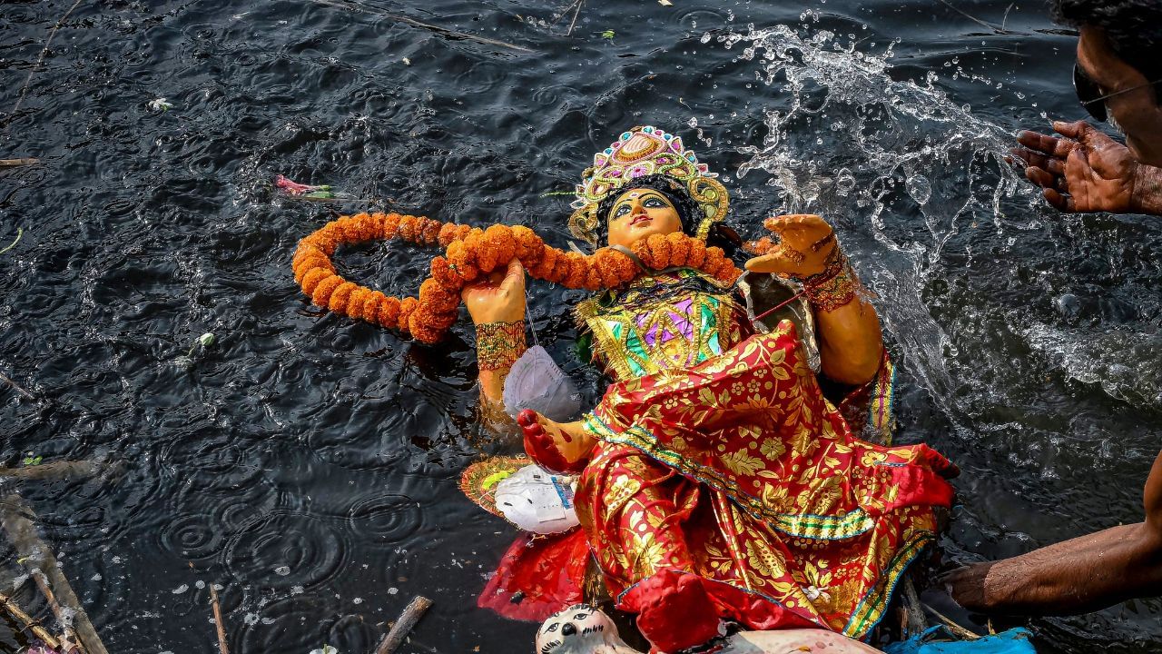 ഒക്ടോബർ 24 വെള്ളിയാഴ്ച, ഹിന്ദുമതത്തിൽ ആഴ്ചയിലെ എല്ലാദിവസവും ഏതെങ്കിലും ദേവതയ്ക്കോ ദേവനോ ആയി സമർപ്പിച്ചിരിക്കുന്നു. അത്തരത്തിൽ വെള്ളിയാഴ്ച സമ്പത്തിന്റെ ദേവതയായ ലക്ഷ്മി ദേവിയെയാണ് ആരാധിക്കേണ്ടത്. വെള്ളിയാഴ്ച ദിവസങ്ങളിൽ ലക്ഷ്മിദേവിയെ ശരിയായ ആചാരങ്ങളോടെ ആരാധിക്കുന്നത് ജീവിതത്തിൽ വളരെ ശുഭകരമായ ഫലങ്ങൾ നൽകുന്നു. 