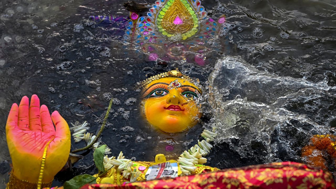 കൂടാതെ വെള്ളിയാഴ്ചകളിൽ ലക്ഷ്മി ദേവിയെയും തുളസി ദേവിയെയും ആരാധിക്കുന്നത് നല്ലതാണ്. വെള്ളിയാഴ്ച ദിവസങ്ങളിൽ വൈകിട്ട് ലക്ഷ്മിദേവിക്കും തുളസി ദേവിക്കും വിളക്ക് കത്തിക്കുക. കൂടാതെ ഓം ശ്രീ മഹാലക്ഷ്മിയെ നമഃ എന്ന മന്ത്രം 108 തവണ ഭക്തിയോടെ ലഭിക്കുന്നതും നല്ലതാണ്. ഇത് ജീവിതത്തിൽ പുരോഗതി കൈവരിക്കും കൂടാതെ സാമ്പത്തിക പ്രശ്നങ്ങളും അപ്രത്യക്ഷമാകാൻ തുടങ്ങും.(Credit: PTI Photos)