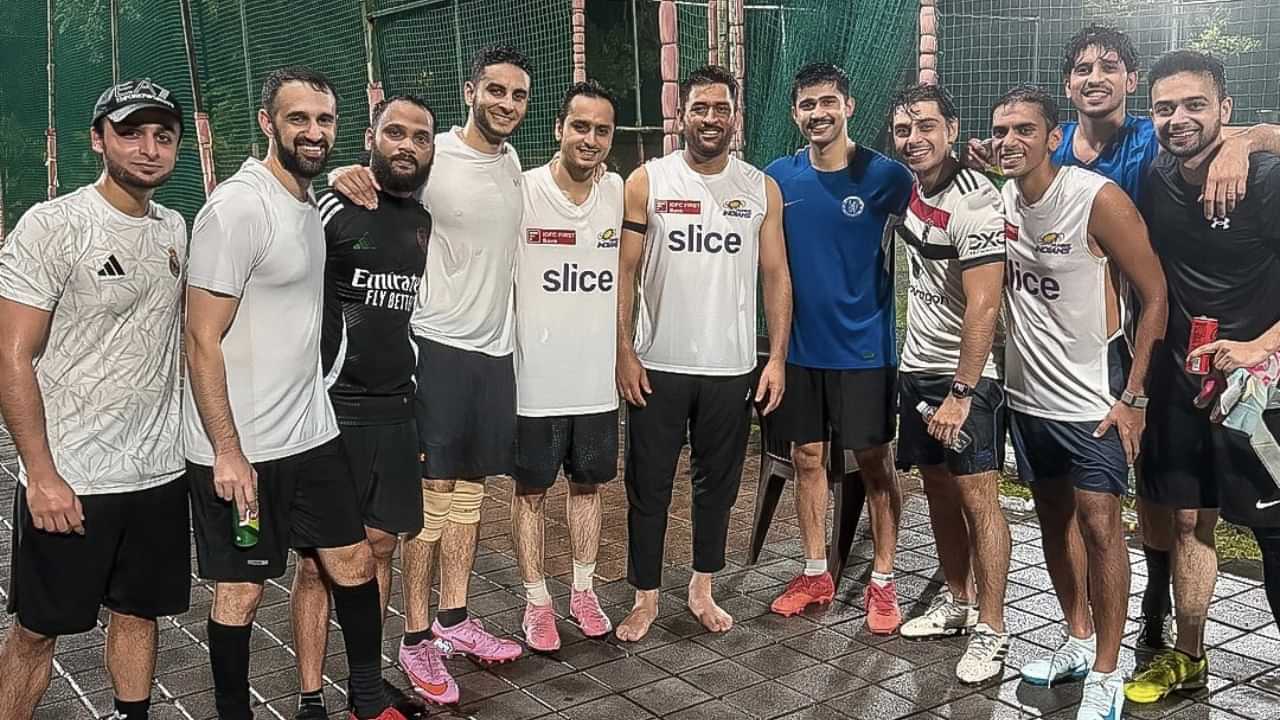 MS Dhoni: ധോണി മുംബൈയുടെ പരിശീലക സംഘത്തിലേക്കോ?; സോഷ്യൽ മീഡിയയിൽ വൈറലായി ചിത്രം MS Dhoni: ധോണി മുംബൈയുടെ പരിശീലക സംഘത്തിലേക്കോ?; സോഷ്യൽ മീഡിയയിൽ വൈറലായി ചിത്രം