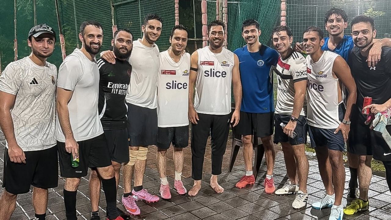 MS Dhoni: ധോണി മുംബൈയുടെ പരിശീലക സംഘത്തിലേക്കോ?; സോഷ്യൽ മീഡിയയിൽ വൈറലായി ചിത്രം