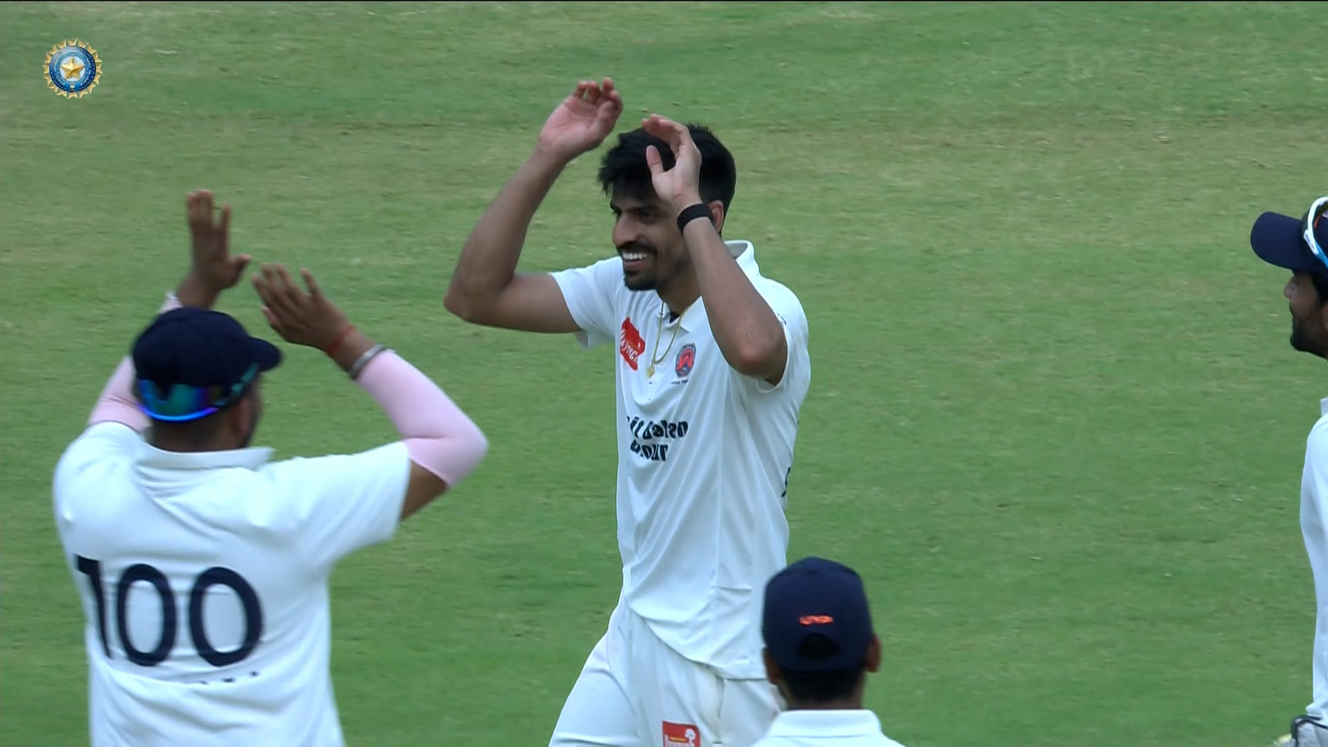 കേരളവും മഹാരാഷ്ട്രയും തമ്മിലുള്ള രഞ്ജി ട്രോഫി മത്സരം സമനിലയിൽ. ആദ്യ ഇന്നിംഗ്സ് ലീഡ് നേടിയ മഹാരാഷ്ട്രയ്ക്ക് മൂന്ന് പോയിൻ്റും കേരളത്തിന് ഒരു പോയിൻ്റും ലഭിച്ചു. രണ്ട് ഇന്നിംഗ്സിലും ഫിഫ്റ്റി നേടിയ മഹാരാഷ്ട്ര താരം ഋതുരാജ് ഗെയ്ക്വാദ് ആണ് കളിയിലെ താരം. (Image Courtesy- BCCI Domestic X)
