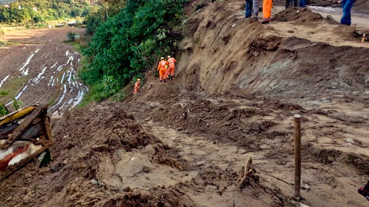 Idukki Landslide: ഇടുക്കിയിൽ മണ്ണിടിച്ചിൽ; കോൺക്രീറ്റ് സ്ലാബിനടിയിൽ പെട്ട് ഒരാൾ മരിച്ചു