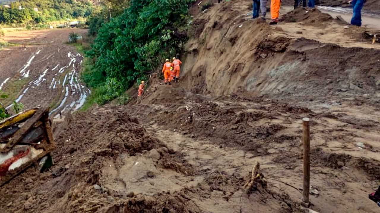 Idukki Landslide: ഇടുക്കിയിൽ മണ്ണിടിച്ചിൽ; കോൺക്രീറ്റ് സ്ലാബിനടിയിൽ പെട്ട് ഒരാൾ മരിച്ചു