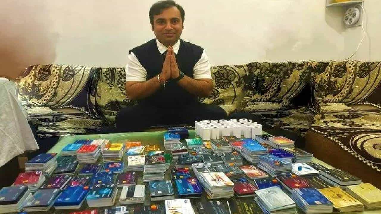 Man Holds 1,638 Credit Cards: ഒന്നോ രണ്ടോ അല്ല...! കൈയിലുള്ളത് 1,638 ക്രെഡിറ്റ് കാർഡുകൾ! ഒപ്പം ഗിന്നസ് റെക്കോർഡും