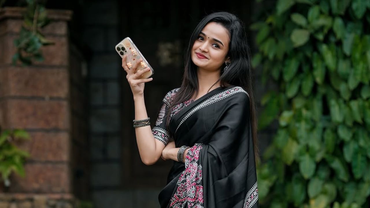 ഫെമിനിസത്തെ കുറിച്ചുള്ള മീനാക്ഷിയുടെ അഭിപ്രയത്തിലാണ് ശാരദക്കുട്ടി വിമർശിച്ചത്. ഫെമിനിസ്റ്റ് ആണോ എന്നാണ് ചോദ്യമെങ്കിൽ ഉത്തരം എപ്പോഴും പറയുന്നതുപോലെ തന്റെ ചെറിയ അറിവിൽ ചെറിയ വാചകങ്ങളിൽ ഒരു സ്ത്രീ തന്റെ അതേ അവകാശങ്ങൾ ഉള്ള ഒരു പുരുഷനെ അതിൽ നിന്നും വിലക്കിക്കൊണ്ട് സ്വന്തം മൂല്യങ്ങൾ നേടാൻ ശ്രമിച്ചാൽ അത് തെറ്റാണ് എന്ന് പറയുന്നത് തന്റെ ഫെമിനിസം എന്നായിരുന്നു മീനാക്ഷിയുടെ അഭിപ്രായം  മീനാക്ഷിയുടെ ഈ ചിന്തയ്ക്കും അഭിപ്രായത്തിനും സോഷ്യൽ മീഡിയയിൽ നിന്നും മികച്ച പിന്തുണയായിരുന്നു ലഭിച്ചത്. (Photo: Facebook)