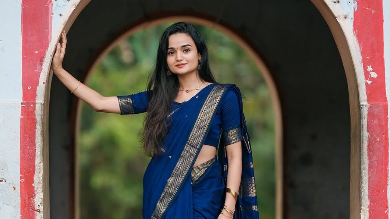 ദളിത് അനുഭവങ്ങളെ കുറിച്ച് മീനാക്ഷി പറഞ്ഞതൊക്കെ സ്വന്തം ബോധ്യങ്ങൾ ആണെങ്കിൽ അതേ യുക്തി മാത്രം മതി സ്ത്രീ അനുഭവങ്ങളെക്കുറിച്ച് മനസ്സിലാക്കാൻ എന്നും ശാരദക്കുട്ടി വിമർശിച്ചു. പക്ഷേ അങ്ങനെ പറയുമ്പോൾ മുൻപ് ലഭിച്ച കയ്യടിയും പ്രോത്സാഹനം കിട്ടില്ല അത് തന്റെ ജനപ്രിയതയെയും ബാധിക്കും. മറ്റൊരു പ്രിയങ്കരി മാത്രമായിരിക്കുക എന്ന ലക്ഷ്യത്തിൽ നിന്ന് മാറി നടക്കാൻ മീനാക്ഷിക്ക് സാധിക്കട്ടെ എന്നും ശാരദക്കുട്ടി കുറിച്ചു.  (Photo: Facebook)