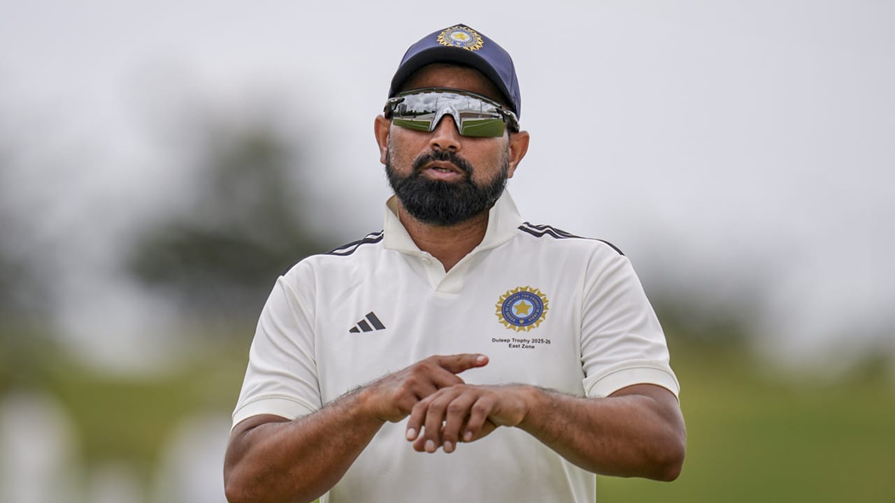 നിലവില്‍ താരത്തിന് 35 വയസുണ്ട്. പരിക്കാണ് ഷമിയുടെ കരിയറില്‍ തിരിച്ചടിയായത്. ഇപ്പോള്‍ രഞ്ജി ട്രോഫിയില്‍ ബംഗാളിനായി കളിക്കുന്നു. ഉത്തരാഖണ്ഡിനെതിരായ മത്സരത്തില്‍ താരം ആദ്യ ഇന്നിങ്‌സില്‍ മൂന്ന് വിക്കറ്റ് വീഴ്ത്തിയിരുന്നു  (Image Credits: PTI)