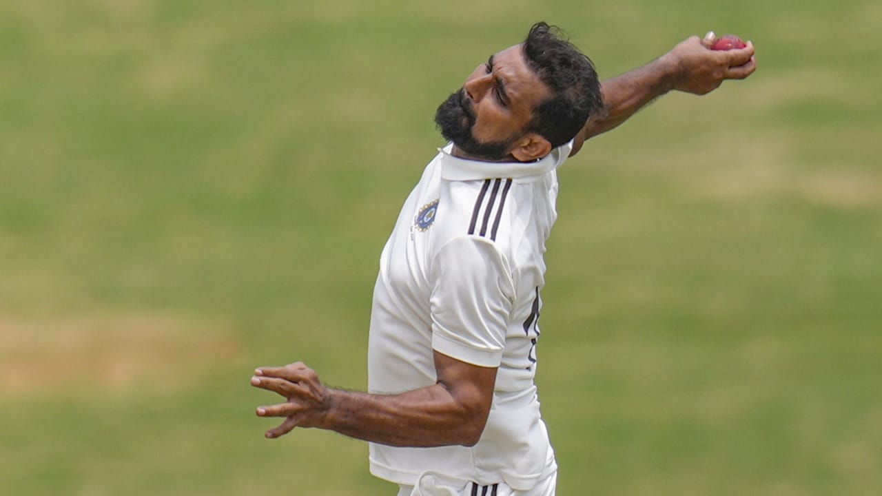 ഷമിയെ ഇനി ഇന്ത്യന്‍ ടീമിലേക്ക് പരിഗണിക്കില്ലെന്ന് ദക്ഷിണാഫ്രിക്കന്‍ മുന്‍താരം എബി ഡിവില്ലിയേഴ്‌സ് അഭിപ്രായപ്പെട്ടു. 2023 ജൂണില്‍ ഓസ്‌ട്രേലിയക്കെതിരെ നടന്ന ലോക ടെസ്റ്റ് ചാമ്പ്യന്‍ഷിപ്പിലാണ് താരം അവസാനമായി ടെസ്റ്റില്‍ ഇന്ത്യയ്ക്കായി കളിച്ചത്. ആഭ്യന്തര ക്രിക്കറ്റിലൂടെ താരം തിരിച്ചുവരവിനായി ശ്രമിക്കുന്നുണ്ടെങ്കിലും മടങ്ങിവരവ് പ്രയാസകരമാകും  (Image Credits: PTI)