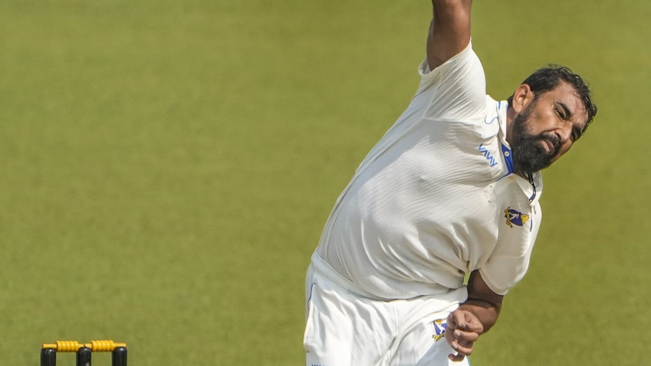 പരിക്കായിരിക്കാം കാരണം. എന്നാല്‍ ഇത് അദ്ദേഹത്തിന്റെ പാതയുടെ അവസാനമാണെന്ന് കരുതുന്നില്ലെന്നും ഡിവില്ലിയേഴ്‌സ് പറഞ്ഞു. തന്റെ യൂട്യൂബ് ചാനലിലൂടെയാണ് ഡിവില്ലിയേഴ്‌സ് ഇക്കാര്യങ്ങള്‍ അഭിപ്രായപ്പെട്ടത്  (Image Credits: PTI)