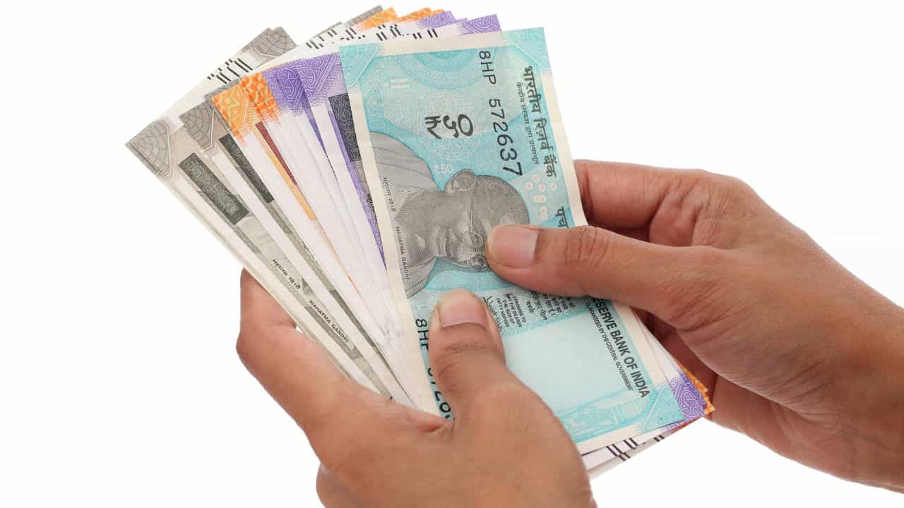 8th Pay Commission : അധ്യക്ഷനുമില്ല അംഗങ്ങളുമില്ല, എട്ടാം ശമ്പള കമ്മീഷൻ നടപ്പാക്കാൻ 2028 വരെ കാത്തിരിക്കേണ്ടി വരുമോ?