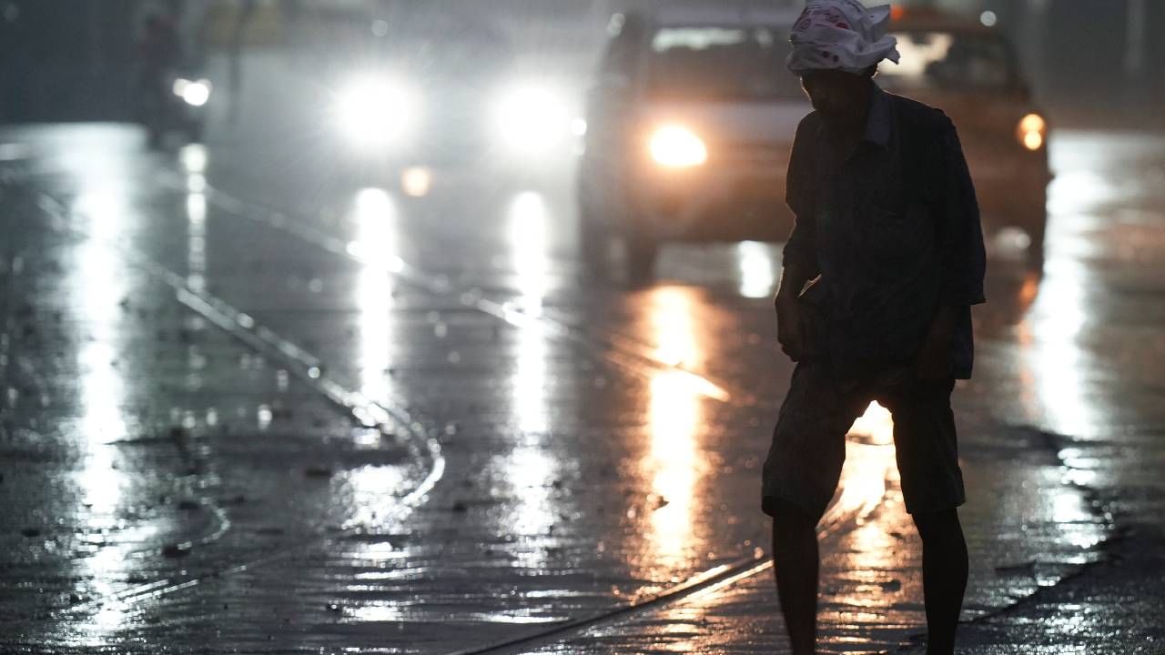 Montha Cyclone: മോൻത ചുഴലിക്കാറ്റ് ശക്തിപ്രാപിക്കും; ഈ സംസ്ഥാനങ്ങളിൽ അതീവ ജാഗ്രത; കേരളത്തിൽ‌ 3 ജില്ലകളിൽ ഓറഞ്ച് അലേർട്ട്