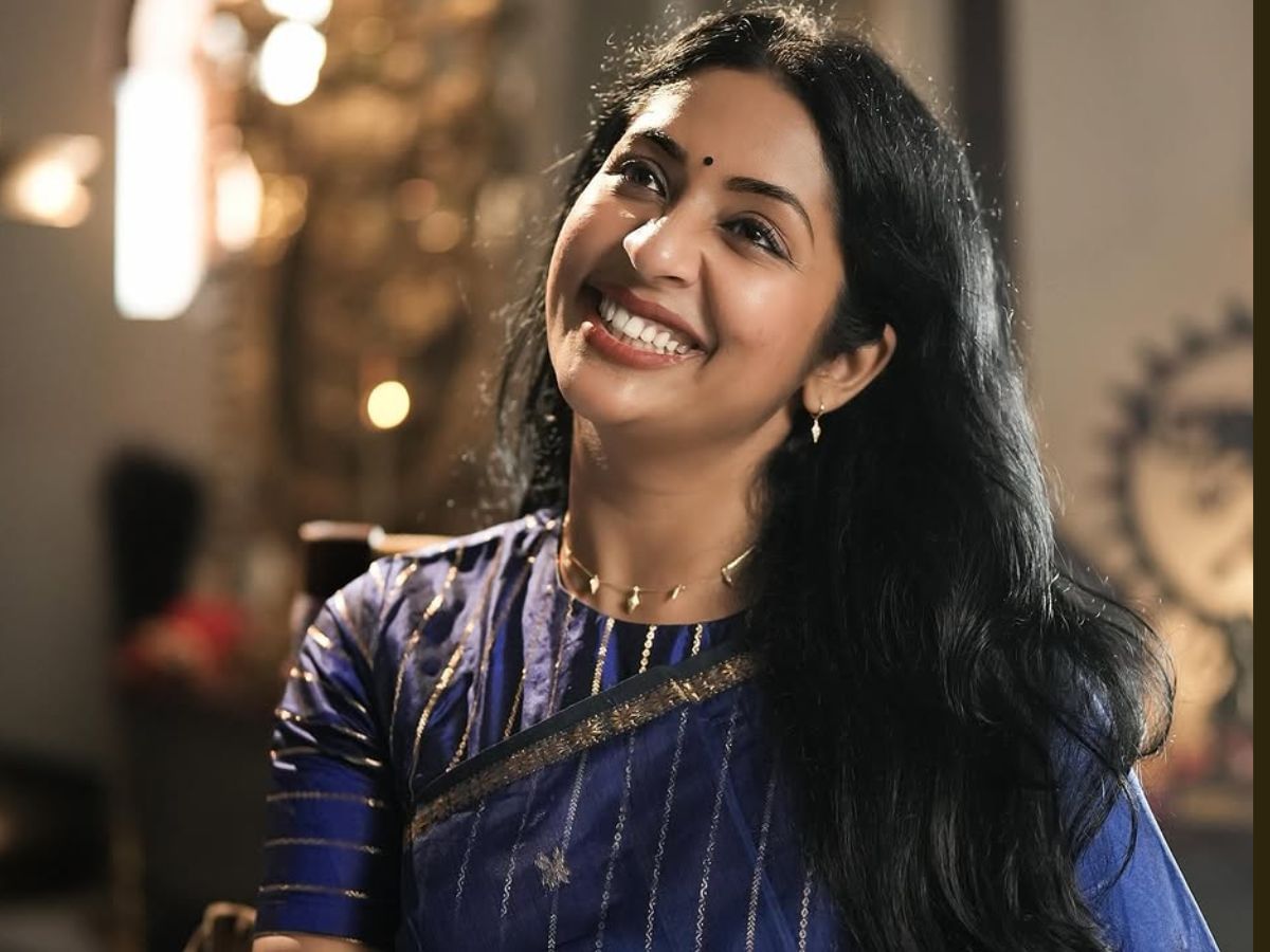 മലയാളി സിനിമ പ്രേക്ഷകർ എക്കാലവും ഒരേപോലെ സ്വീകരിച്ച നടിയാണ് നവ്യാ നായർ. നന്ദനം എന്ന ചിത്രത്തിലൂടെ ബാലാമണി എന്ന കഥാപാത്രവുമായി വന്ന താരം പിന്നീട് ഒരുപാട് വ്യത്യസ്ത കഥാപാത്രങ്ങൾ പ്രേക്ഷകർക്ക് സമ്മാനിച്ചു. വിവാഹശേഷം അപ്രത്യക്ഷമായ നവ്യ  ഒരു ഇടവേളക്കുശേഷം ഇപ്പോൾ വീണ്ടും സിനിമയിൽ സജീവമായിരിക്കുകയാണ്. (Photo credit: Social media)