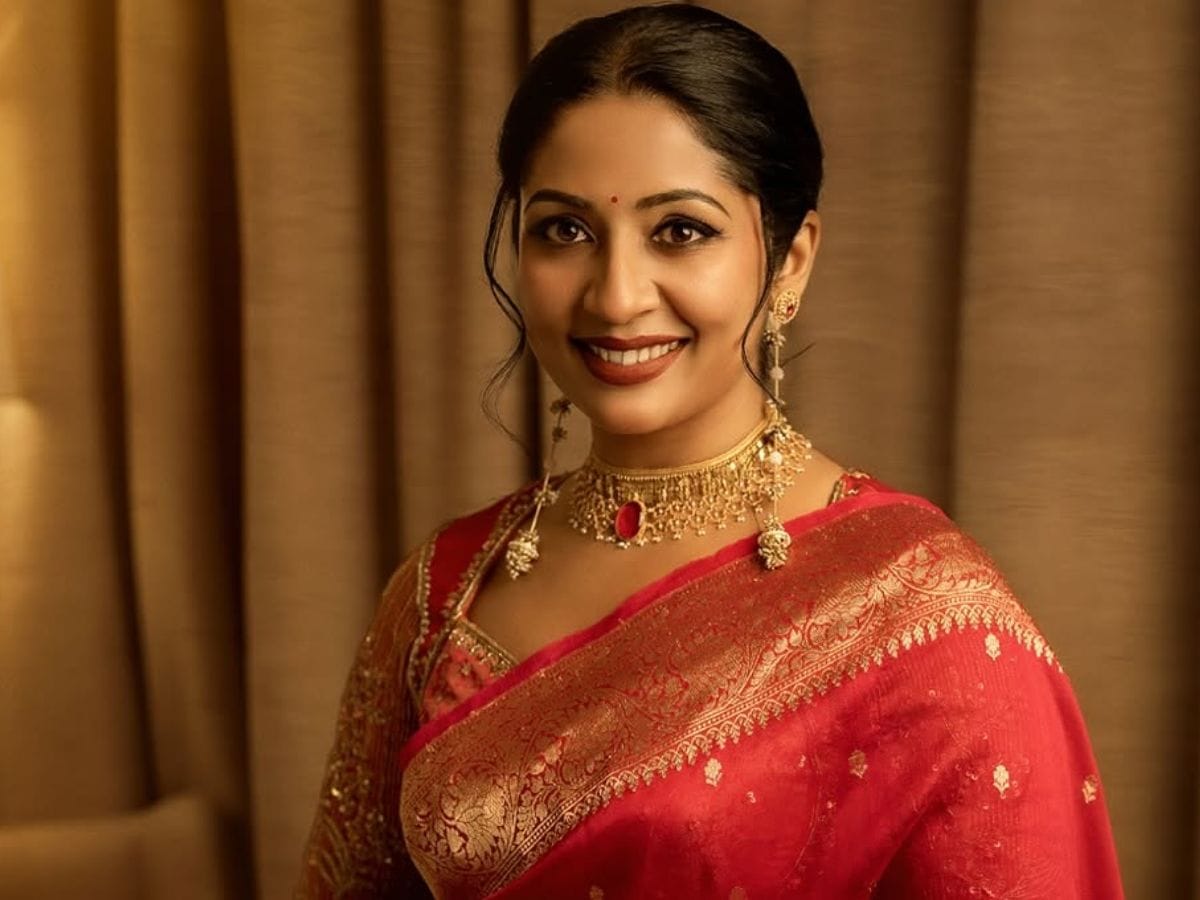 മനോരമ ഓൺലൈനോട്‌ ആണ് നവ്യ നായർ ഇക്കാര്യം സംസാരിച്ചത്. അതേസമയം നവ്യാനായരുടെ ഏറ്റവും പുതിയ ചിത്രം പാതിരാത്രി റിലീസിന് ഒരുങ്ങുന്നു. നവ്യാനായർ സൗബിൻ ഷാഹിർ എന്നിവരുടെ കൂട്ടുകെട്ടിൽ ഒരുങ്ങുന്ന ഒരു ത്രില്ലർ ഇൻവെസ്റ്റിഗേറ്റീവ് ചിത്രമാണ് പാതിരാത്രി. (Photo credit: Social media)