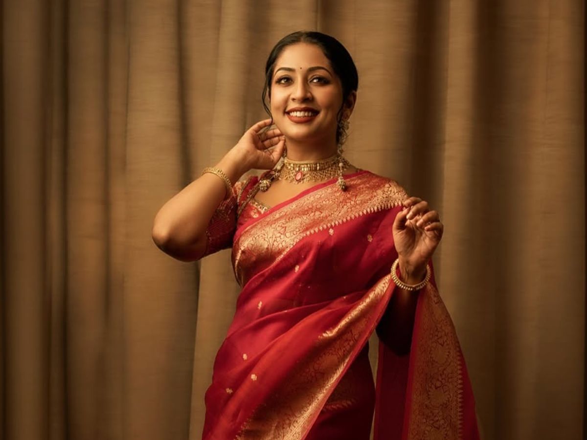 നവ്യാനായരുടെ ഏറ്റവും പുതിയതായി റിലീസ് ചെയ്യാൻ പോകുന്ന ചിത്രം പാതിരാത്രിയാണ്. താരം ആദ്യമായി പോലീസ് വേഷത്തിൽ എത്തുന്ന ചിത്രം കൂടിയാണ് പാതിരാത്രി. പുഴു സിനിമയുടെ സംവിധായകയായ റബ്ബിനെ ആണ് സിനിമ സംവിധാനം ചെയ്യുന്നത്. നവ്യാനായർ സൗബിൻ ഷാഹിർ കൂട്ടുകെട്ടിൽ ഒരുങ്ങുന്ന ചിത്രമാണ് പാതിരാത്രി എന്നതും ഇതിന്റെ മറ്റൊരു പ്രത്യേകതയാണ്.( Photo: Social media)