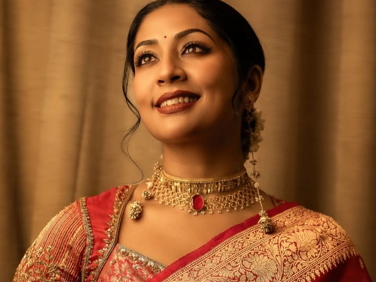 ആ വ്യക്തി തന്നെ സന്തോഷിപ്പിക്കും എന്ന് വിചാരിച്ചാൽ എപ്പോഴും തനിക്ക് നിരാശയെ ലഭിച്ചിട്ടുള്ളൂ എന്നും നവ്യാനായർ. എന്നാൽ തന്റെ ആർട്ട് തന്റേത് മാത്രമാണ്. തന്റെ നിയന്ത്രണത്തിൽ ഇരിക്കുന്ന ആർട്ടിനെ വിശ്വസിച്ചു മുന്നോട്ടു പോകാൻ ആണ് തനിക്കിഷ്ടം.  (Photo credit: Social media)