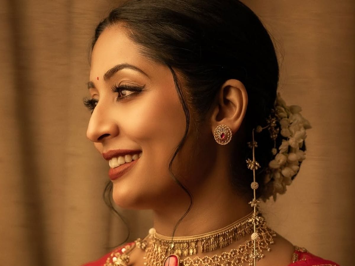 അതെന്റെ പേഴ്സണൽ ചോയ്സ് ആണെന്നും താരം കൂട്ടിച്ചേർത്തു. തന്നിലെ കല അത് ഡാൻസ് ആയിക്കോട്ടെ അഭിനയം ആയിക്കോട്ടെ അതിന് താൻ എടുക്കുന്ന എഫർട്ട് ടൈം അതിനു വേണ്ടി എടുക്കുന്ന എന്ത് പോസിറ്റീവ് എഫർട്ട് ആണെങ്കിലും എനിക്ക് സന്തോഷമേയുള്ളൂ.തനിക്ക് കിട്ടുന്ന അംഗീകാരമാണ് തന്റെ ഏറ്റവും വലിയ സന്തോഷമെന്നും നവ്യ നായർ. മറിച്ച് തന്റെ സന്തോഷം ഏതെങ്കിലും ഒരു വ്യക്തിയിലേക്ക് കൊടുക്കുകയാണെങ്കിൽ താൻ തോറ്റുപോകും.  (Photo credit: Social media)