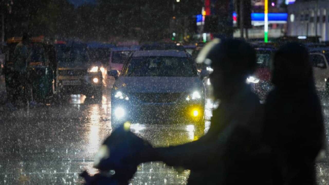 Kerala Rain Alert: പെരുമഴ തന്നേ..! ഇന്ന് 4 ജില്ലകളിൽ ഓറഞ്ച് അലർട്ട്, 10 ജില്ലകളിൽ യെല്ലോ, ഇടിമിന്നൽ ജാഗ്രത Kerala Rain Alert: പെരുമഴ തന്നേ..! ഇന്ന് 4 ജില്ലകളിൽ ഓറഞ്ച് അലർട്ട്, 10 ജില്ലകളിൽ യെല്ലോ, ഇടിമിന്നൽ ജാഗ്രത