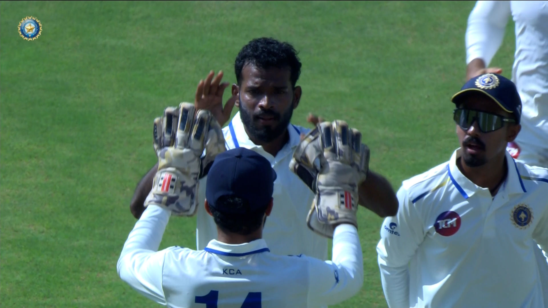 രഞ്ജി ട്രോഫിയിൽ കേരളത്തിനെതിരെ മഹാരാഷ്ട്ര 239 റൺസിന് പുറത്ത്. കേരളത്തിനായി എംഡി നിധീഷ് അഞ്ച് വിക്കറ്റ് നേട്ടം കുറിച്ചു. ടോപ്പ് ഓർഡർ തകർന്നടിഞ്ഞ മത്സരത്തിൽ മധ്യനിരയുടെയും വാലറ്റത്തിൻ്റെയും പ്രകടനങ്ങളാണ് മഹാരാഷ്ട്രയെ നാണക്കേടിൽ നിന്ന് രക്ഷിച്ചത്. (Image Courtesy- Social Media)