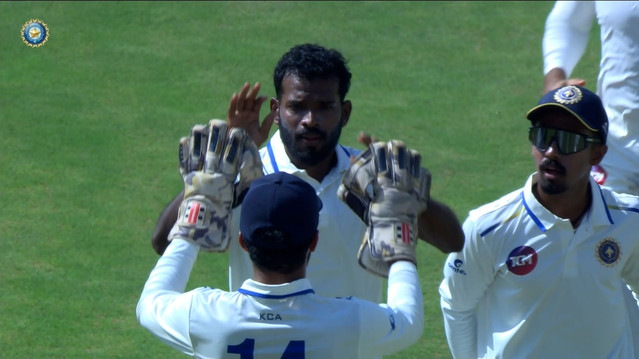 രഞ്ജി ട്രോഫിയിൽ കേരളത്തിനെതിരെ മഹാരാഷ്ട്ര 239 റൺസിന് പുറത്ത്. കേരളത്തിനായി എംഡി നിധീഷ് അഞ്ച് വിക്കറ്റ് നേട്ടം കുറിച്ചു. ടോപ്പ് ഓർഡർ തകർന്നടിഞ്ഞ മത്സരത്തിൽ മധ്യനിരയുടെയും വാലറ്റത്തിൻ്റെയും പ്രകടനങ്ങളാണ് മഹാരാഷ്ട്രയെ നാണക്കേടിൽ നിന്ന് രക്ഷിച്ചത്. (Image Courtesy- Social Media)