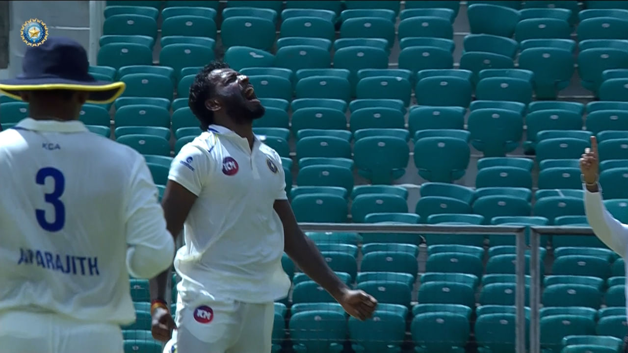 8 വിക്കറ്റ് നഷ്ടത്തിൽ 223 റൺസെന്ന നിലയിൽ രണ്ടാം ഇന്നിംഗ്സ് പുനരാരംഭിച്ച മഹാരാഷ്ട്രയെ വേഗം തന്നെ കേരള ബൗളർമാർ മടക്കി അയച്ചു. രജനീഷ് ഗുർബാനിയെ മടക്കി നിധീഷ് അഞ്ച് വിക്കറ്റ് നേട്ടം കുറിച്ചപ്പോൾ വിക്കി ഓസ്വാളിൻ്റെ (38) വിക്കറ്റ് വീഴ്ത്തി ബേസിൽ എൻപി ഇന്നിങ്സ് അവസാനിപ്പിച്ചു.