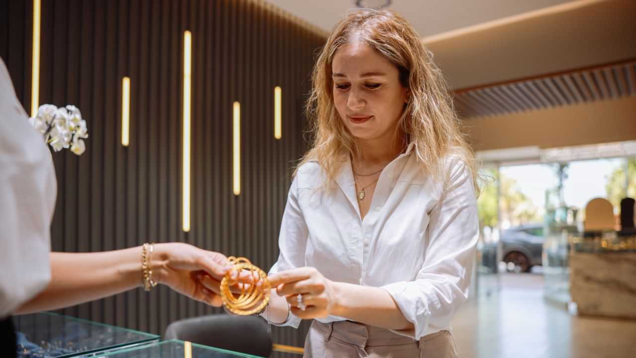 Old Gold: പുതിയത് വാങ്ങാനാളില്ല, പഴയ സ്വര്‍ണം വിറ്റഴിക്കാന്‍ കടകളില്‍ വന്‍ തിരക്ക്