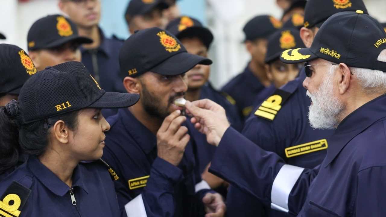 PM Narendra Modi Diwali Celebration : ഐഎൻഎസ് വിക്രാന്ത് പാകിസ്താൻ്റെ ഉറക്കംക്കെടുത്തി; നാവികസേനയ്ക്കൊപ്പം ദീപാവലി ആഘോഷിച്ച് പ്രധാനമന്ത്രി