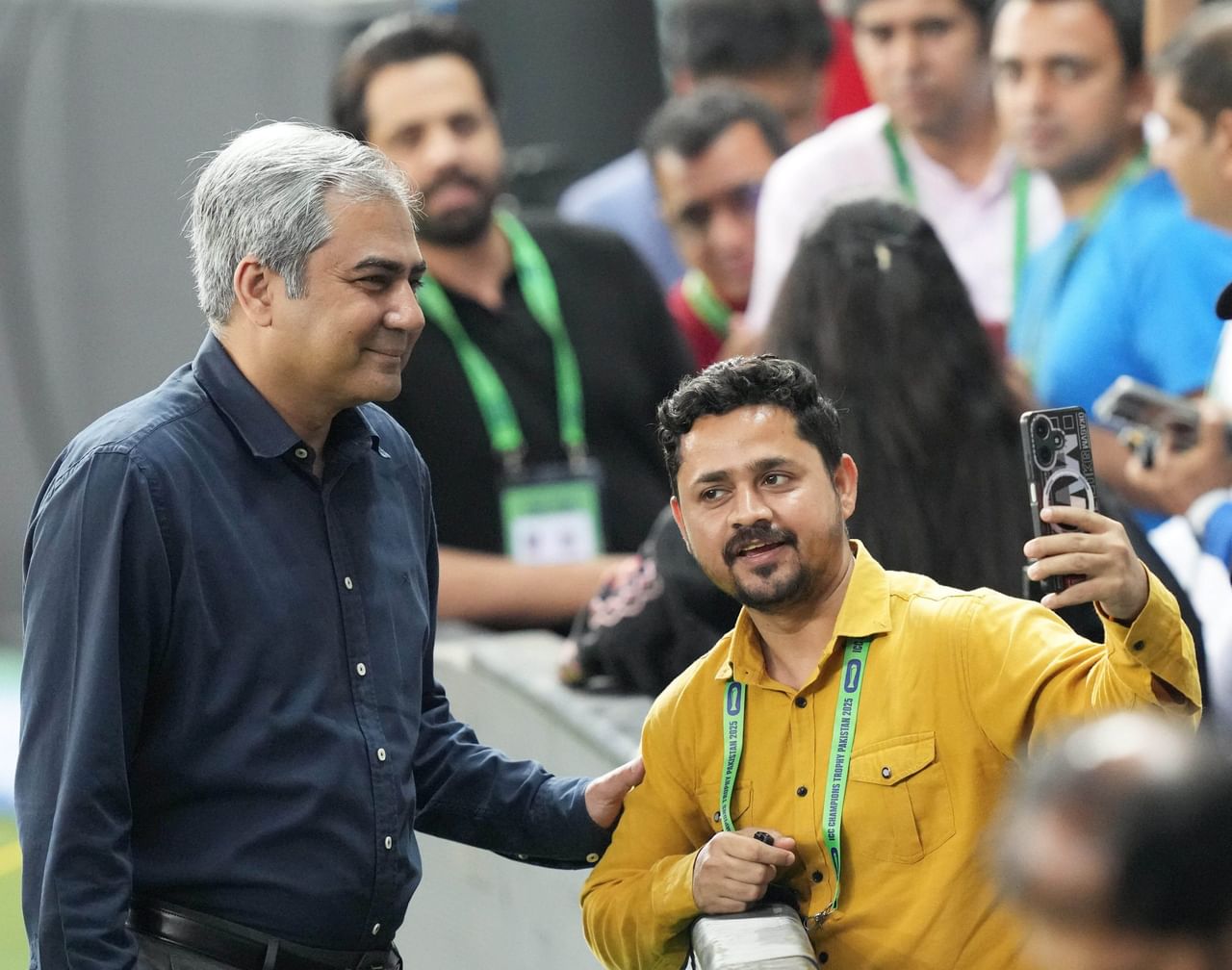 "ബിസിസിഐയ്ക്കോ ഇന്ത്യൻ ടീമിനോ ട്രോഫി കൈമാറുകയാണെങ്കിൽ താൻ തന്നെ അത് ചെയ്യുമെന്ന നിർബന്ധവും അദ്ദേഹത്തിനുണ്ട്."- നഖ്‌വിയുമായി ബന്ധപ്പെട്ടയാൾ പറഞ്ഞതായി പിടിഐ റിപ്പോർട്ടിൽ പറയുന്നു. ഇതോടെ ഇക്കാര്യത്തിൽ പുതിയ വിവാദത്തിനാണ് തുടക്കമായത്.