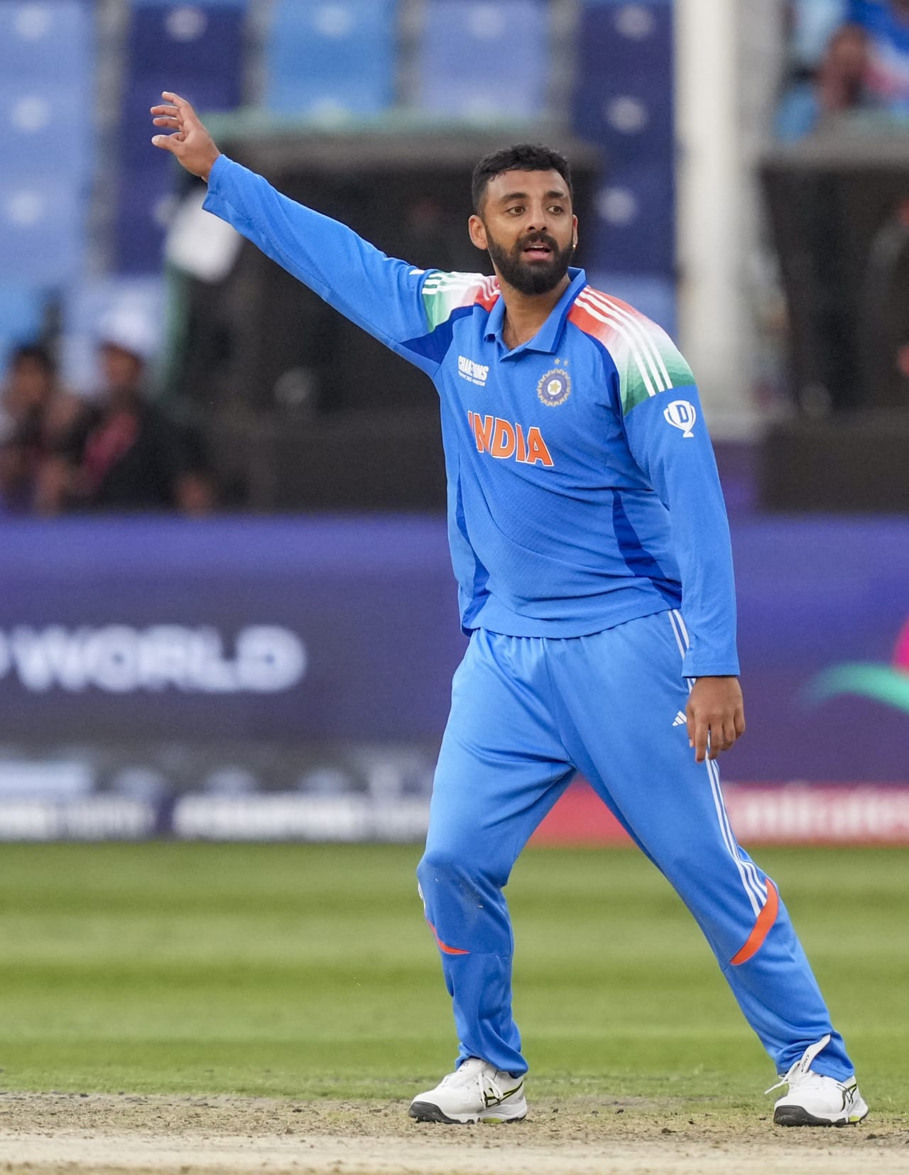 ഏഷ്യാ കപ്പിൻ്റെ തലേ രാത്രി മുഴുവൻ താൻ ഇരുന്ന് കരഞ്ഞെന്ന് സ്പിന്നർ വരുൺ ചക്രവർത്തി. ബ്രേക്ക്ഫാസ്റ്റ് വിത്ത് ചാമ്പ്യൻസ് എന്ന അഭിമുഖ പരിപാടിയിൽ വച്ചാണ് വരുണിൻ്റെ വെളിപ്പെടുത്തൽ. ഏഷ്യാ കപ്പിൽ ഇന്ത്യക്കായി മികച്ച പ്രകടനം നടത്തിയ വരുൺ ഏഴ് വിക്കറ്റാണ് നേടിയത്. (Image Credits- PTI)
