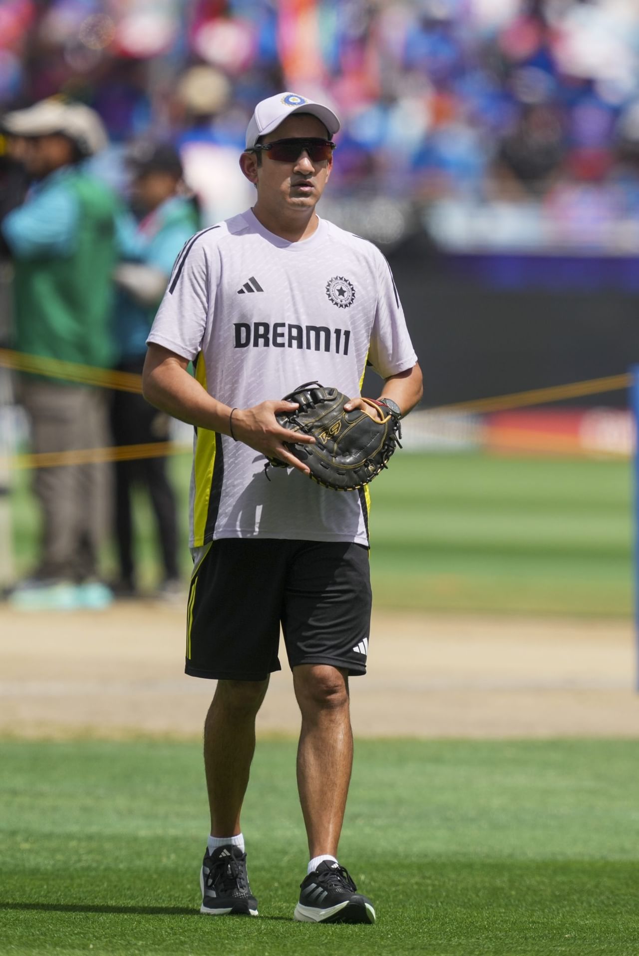 ഇന്ത്യൻ പരിശീലകൻ ഗൗതം ഗംഭീറിനെതിരെ വിമർശനവുമായി ആരാധകർ. ഓസ്ട്രേലിയക്കെതിരായ ആദ്യ ടി20യിൽ അർഷ്ദീപ് സിംഗിനെ തഴഞ്ഞ് ഹർഷിത് റാണയ്ക്ക് അവസരം നൽകിയതിലാണ് ആരാധകർ വിമർശനമുന്നയിക്കുന്നത്. മുൻപും ഹർഷിത് റാണയുടെ പേരിൽ ഗംഭീർ വിമർശിക്കപ്പെട്ടിട്ടുണ്ട്. (Image Credits- PTI)