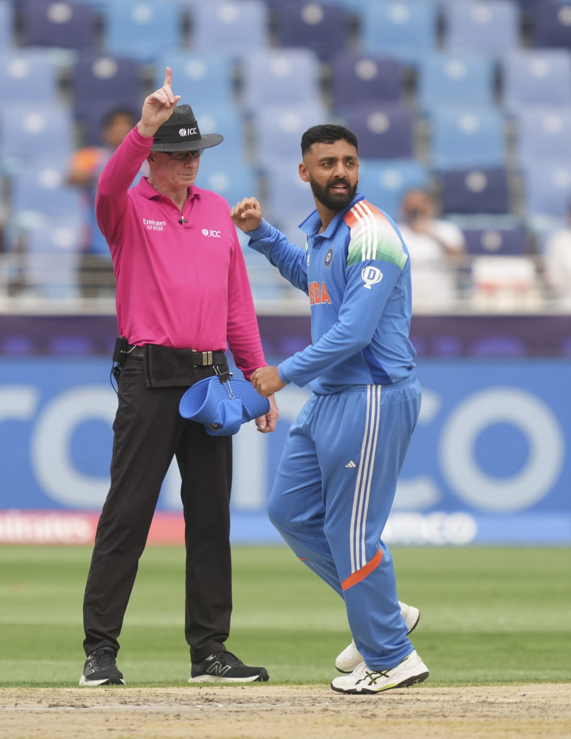 ഏഷ്യാ കപ്പ് ഫൈനലിലടക്കം ഗംഭീര പ്രകടനങ്ങളാണ് ചക്രവർത്തി നടത്തിയത്. ഫൈനലിൽ 30 റൺസ് വഴങ്ങി രണ്ട് വിക്കറ്റ് വീഴ്ത്തിയ വരുൺ ആണ് 113/1 എന്ന നിലയിൽ പാകിസ്താൻ്റെ തകർച്ചയ്ക്ക് തുടക്കമിട്ടത്. മത്സരത്തിൽ പാകിസ്താൻ 146 റൺസ് നേടി ഓളൗട്ടാവുകയായിരുന്നു. 
