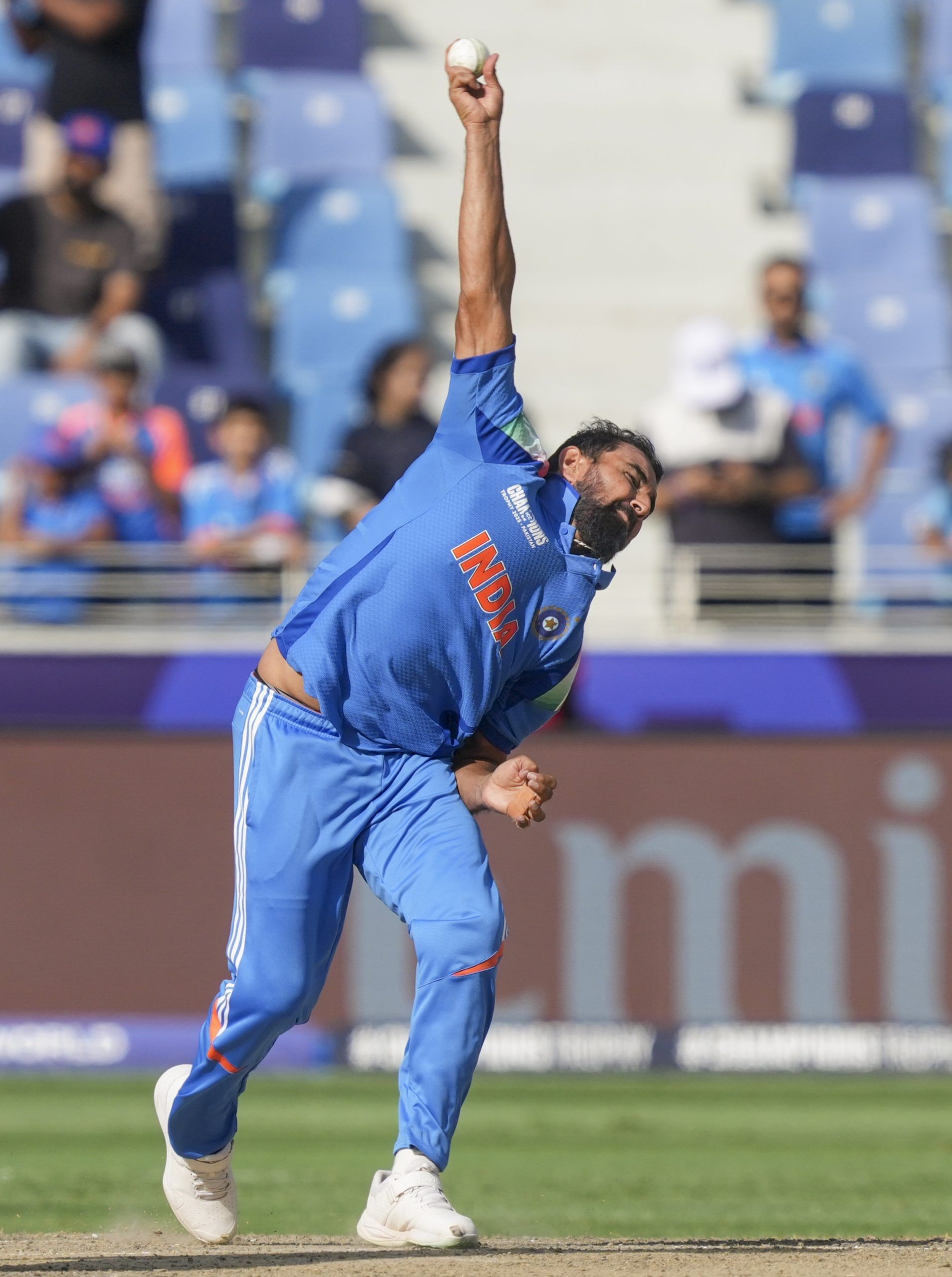 ഓസ്ട്രേലിയൻ പര്യടനത്തിനുള്ള ടീമിൽ മുഹമ്മദ് ഷമിയെ പരിഗണിക്കാത്തതിനെതിരെ വിമർശനങ്ങൾ കടുക്കുകയാണ്. കഴിഞ്ഞ ഏതാനും വർഷങ്ങളായി ഏകദിന ക്രിക്കറ്റിൽ മികച്ച പ്രകടനങ്ങളാണ് ഷമി നടത്തുന്നത്. എന്നിട്ടും ഷമിയെ പരിഗണിച്ചില്ലെന്നാണ് വിമർശനങ്ങൾ. (Image Credits- PTI)
