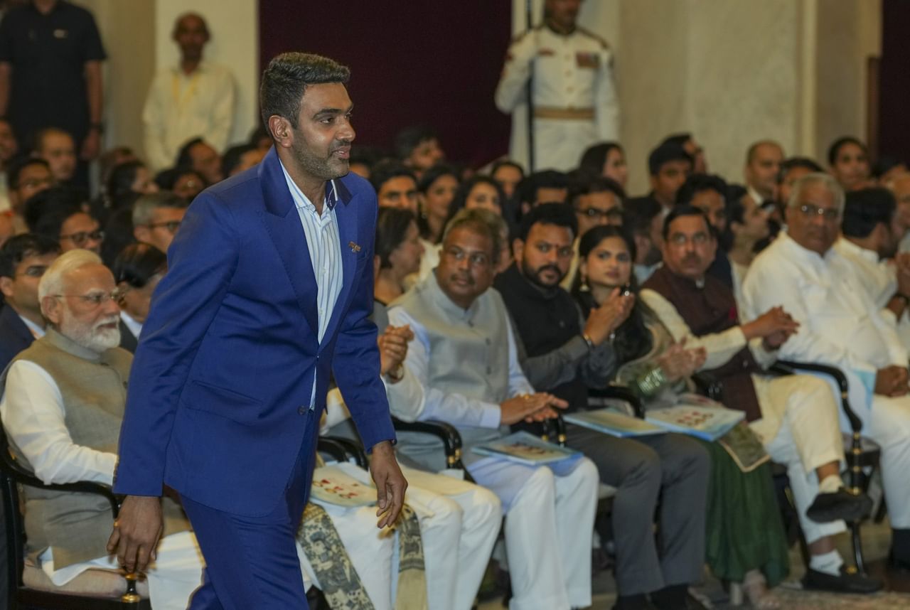 "ഒരുകാര്യം ഞാൻ തുറന്നുപറയാം. ഇന്ത്യൻ ക്രിക്കറ്റിൽ എല്ലാം നടക്കുന്നത് പരോക്ഷ സംഭാഷണങ്ങളിലൂടെയാണ്. അത് മാറ്റണമെന്ന് ഞാൻ ആഗ്രഹിക്കുന്നുണ്ട്. അത് താരങ്ങളുടെ ഭാഗത്തുനിന്നും ഭരണാധികാരികളുടെ ഭാഗത്തുനിന്നും ഉണ്ടാവേണ്ടതുണ്ട്."- അശ്വിൻ പ്രതികരിച്ചു.