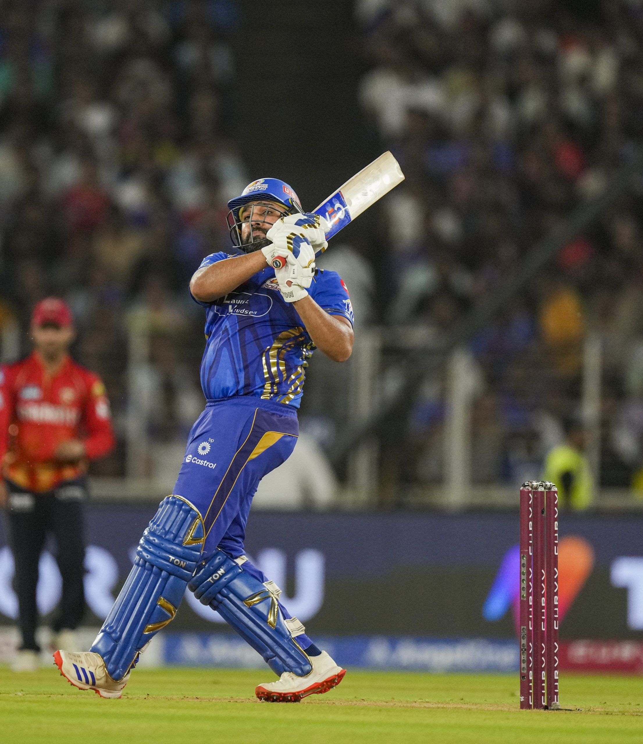 നിലവിൽ മുംബൈ ഇന്ത്യൻസ് ക്യാപ്റ്റനല്ലെങ്കിലും ടീമിലെ പ്രധാന താരമാണ് രോഹിത് ശർമ്മ. രോഹിതിനെ കൊൽക്കത്ത നൈറ്റ് റൈഡേഴ്സ് ട്രേഡിനായി ശ്രമിക്കുന്നു എന്ന അഭ്യൂഹങ്ങൾ പുറത്തുവന്നെങ്കിലും ഇക്കാര്യത്തിൽ യാതൊരു സ്ഥിരീകരണവും ഉണ്ടായിരുന്നില്ല. 
