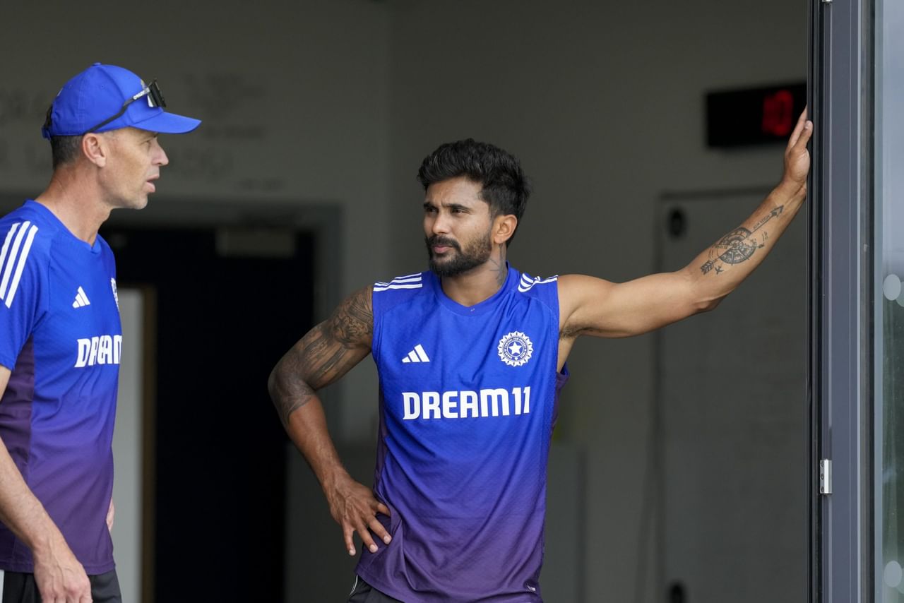 കരുൺ നായർ ടീമിൽ നിന്ന് പുറത്തായ സാഹചര്യത്തിൽ ഓൾറൗണ്ടർ എന്നതുകൂടി പരിഗണിച്ച് നിതീഷ് കുമാർ റെഡ്ഡി കളിച്ചേക്കും. അതുകൊണ്ട് തന്നെ അക്സർ പട്ടേലിനെക്കാൾ കുൽദീപ് യാദവിനാവും സാധ്യത. ബുംറ പുറത്തിരുന്നാൽ മുഹമ്മദ് സിറാജിനൊപ്പം പ്രസിദ്ധ് കൃഷ്ണയാവും കളിക്കുക.