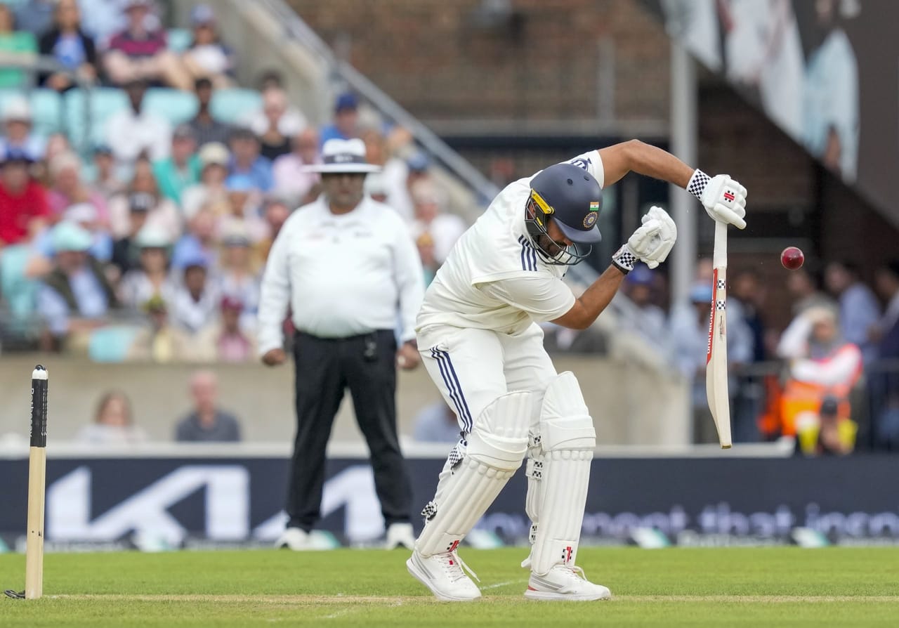 സെലക്ടർമാർക്കെതിരെ രൂക്ഷ വിമർശനവുമായി കരുൺ നായർ. വെസ്റ്റ് ഇൻഡീസിനെതിരായ ടെസ്റ്റ് പരമ്പരയിൽ നിന്ന് തന്നെ ഒഴിവാക്കിയതുമായി ബന്ധപ്പെട്ടാണ് താരം സെലക്ടർമാർക്കെതിരെ വിമർശനമുന്നയിച്ചത്. താൻ കുറച്ചുകൂടി പരിഗണന അർഹിച്ചിരുന്നു എന്ന് കരുൺ പറഞ്ഞു. (Image Credits- PTI)
