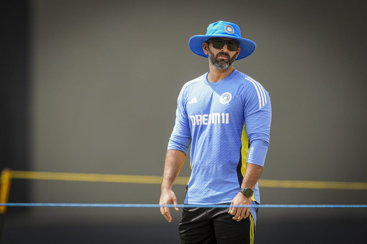 കൊൽക്കത്ത നൈറ്റ് റൈഡേഴ്സിൻ്റെ പുതിയ പരിശീലകനായി അഭിഷേക് നായർ എത്തുമെന്ന് റിപ്പോർട്ടുകൾ. കഴിഞ്ഞ കുറേ വർഷങ്ങളായി കൊൽക്കത്ത നൈറ്റ് റൈഡേഴ്സിനൊപ്പമുള്ളയാളാണ് അഭിഷേക് നായർ. താരം ഇനി കൊൽക്കത്തയെ പരിശീലിപ്പിക്കുമെന്നാണ് റിപ്പോർട്ട്. (Image Credits- PTI)
