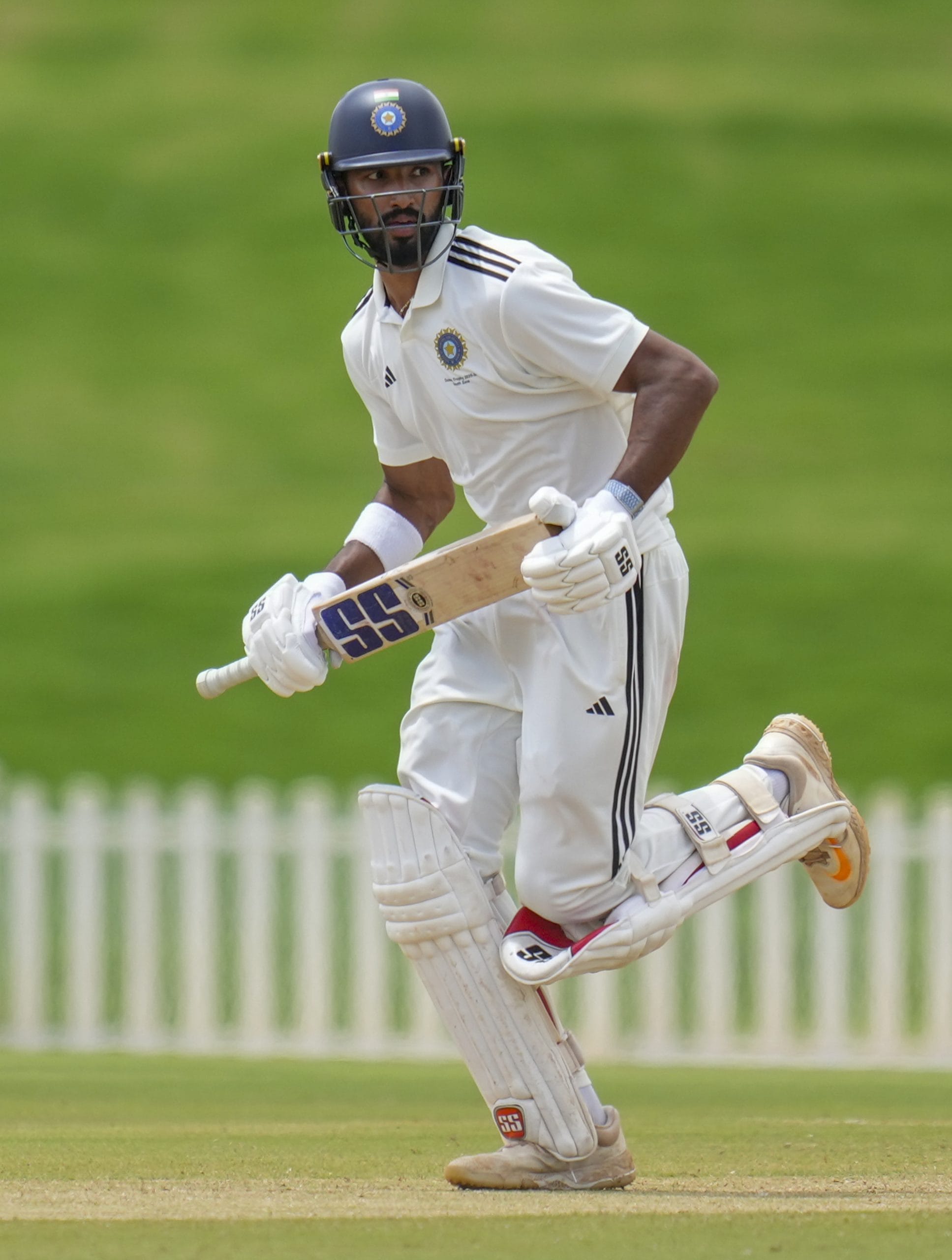 ദേവ്ദത്ത് പടിക്കൽ, ആയുഷ് മാത്രെ, രജത് പടിദാർ, കെഎൽ രാഹുൽ, ധ്രുവ് ജുറേൽ തുടങ്ങിയ താരങ്ങൾ ടീമുകളിൽ ഉൾപ്പെട്ടിട്ടുണ്ട്. മാനവ് സൂത്തർ, സരാൻഷ് ജെയിൻ, ഗുർനൂർ ബ്രാർ തുടങ്ങി പുതുമുഖങ്ങൾക്കൊക്കെ ടീമുകളിൽ അവസരം ലഭിച്ചപ്പോഴാണ് സർഫറാസിനോടുള്ള അവഗണന.
