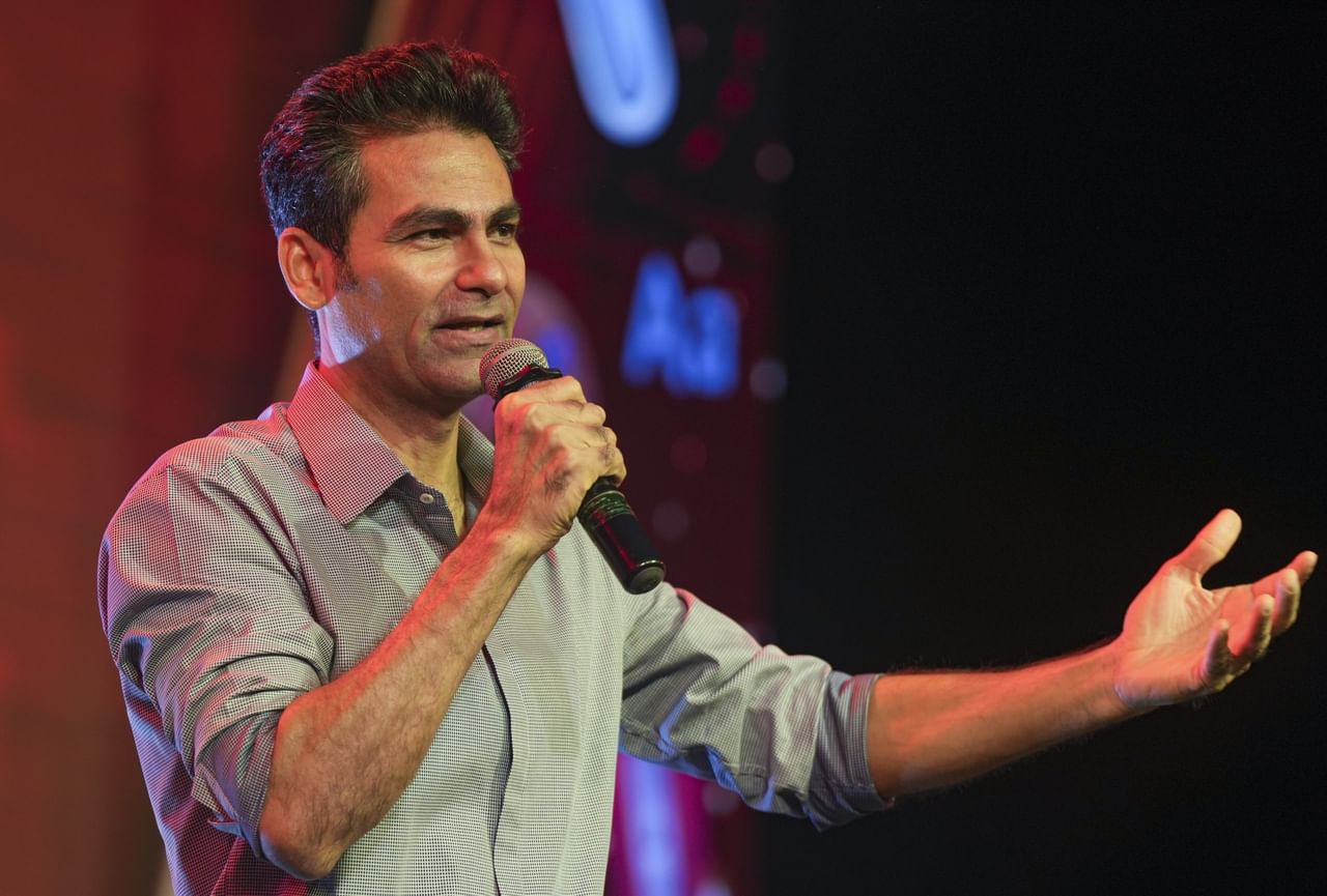 "ഒരു കളിക്കാരൻ ഒരിക്കലും ക്യാപ്റ്റൻസി ആവശ്യപ്പെടില്ല. എല്ലാവർക്കുമറിയാം, അവനത് ആവശ്യപ്പെട്ടിട്ടില്ല. എല്ലാവർക്കും അവനെ ഇഷ്ടമാണ്. അതുകൊണ്ട് ക്യാപ്റ്റൻസിക്കായി പരിഗണിച്ചു. അജിത് അഗാർക്കർ ഉൾപ്പെടെയുള്ള സെലക്ടർമാർ അവനെ നിർബന്ധിച്ച് ഏല്പിച്ചതാണ്."- കൈഫ് പറഞ്ഞു.